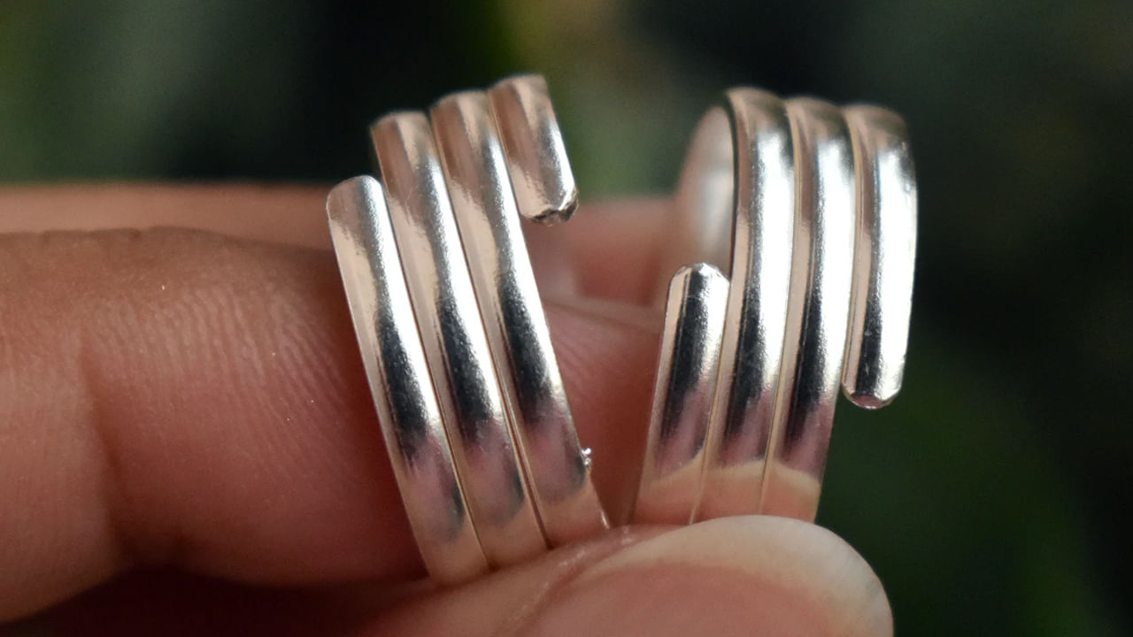 దీనికి సంబంధించిన అనేక ప్రయోజనాలు ఉన్నాయి. వెండి మన శరీరానికి ఎంత మంచిదో మనకు ఇప్పటికే తెలియదా? వెండికి భూమి యొక్క ధ్రువ శక్తిని గ్రహించి మన శరీరాలకు ప్రసారం చేసే సామర్థ్యం ఉంది. ఈ శక్తి మన శరీరాల గుండా ప్రవహించేటప్పుడు మన మొత్తం వ్యవస్థను పునరుద్ధరిస్తుందని నిరూపించబడింది. పురాణాల ప్రకారం, ఈ వెండి మెట్టెలు ధరించడం వల్ల సంభోగం సమయంలో స్త్రీ అనుభవించే బాధ తగ్గుతుంది.