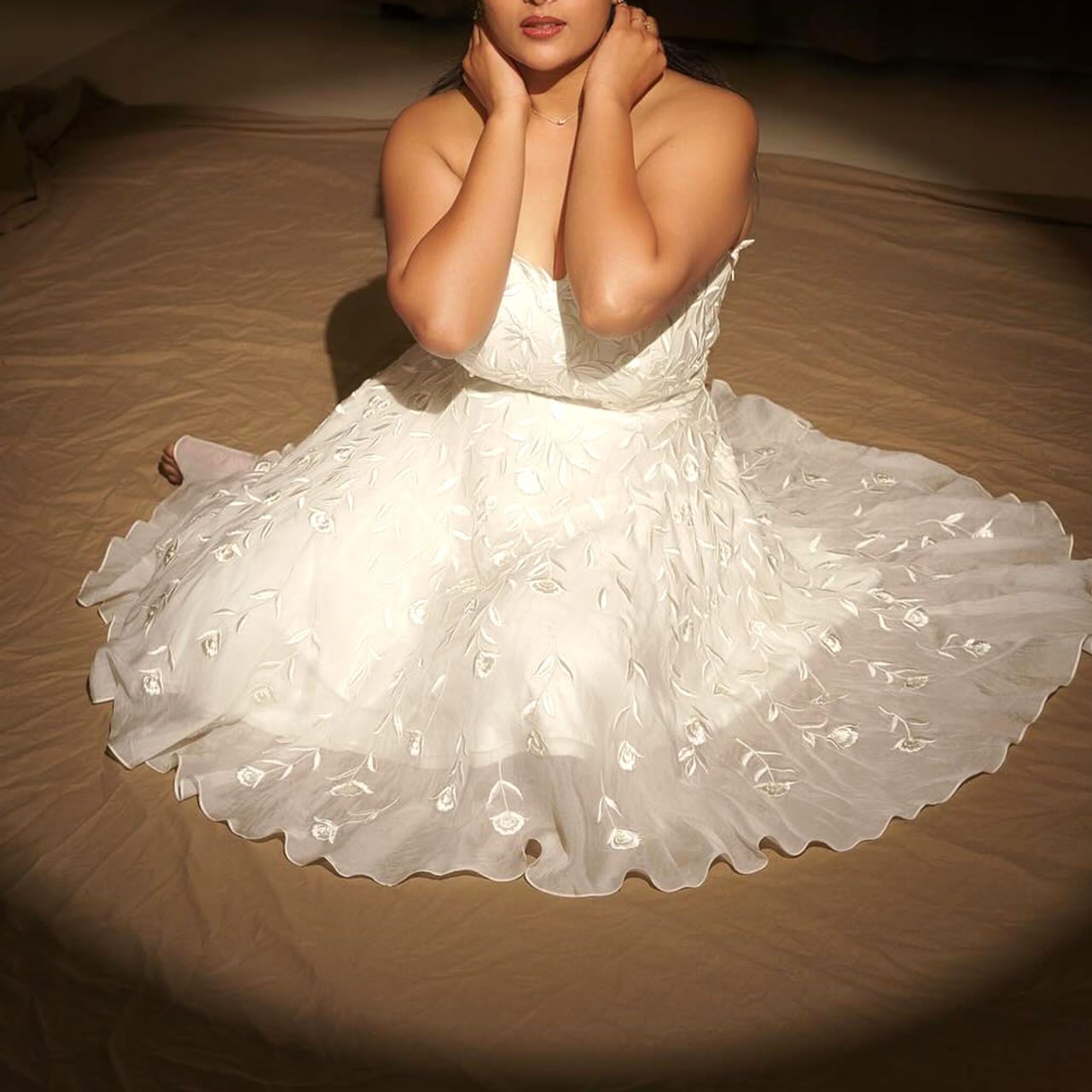 టాలీవుడ్ లో ఇప్పటికే చాలా మంది యంగ్ బ్యూటీలు సినిమాలు చేస్తూ ప్రేక్షకులను ఆకట్టుకుంటున్నారు. క్రేజీ ఆఫర్స్ అందుకుంటూ కుర్ర భామలు దూసుకుపోతున్నారు. చిన్న సినిమాలతోనే సూపర్ హిట్స్ అందుకుంటూ అవకాశాలు అందుకుంటున్నారు. ఒక్క సినిమా రిలీజ్ అవ్వగానే మినిమమ్ మూడు సినిమాలను లైనప్ చేస్తున్నారు. 