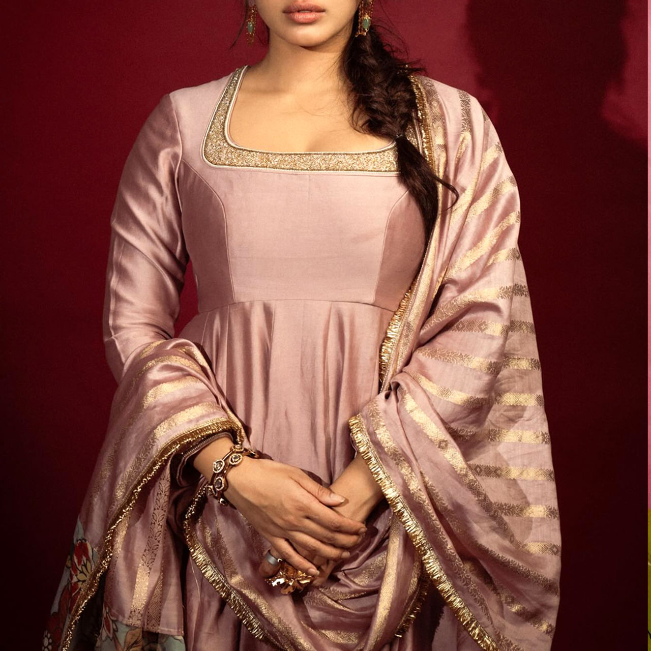 చాలా మంది ముద్దుగుమ్మలు అందం అభినయం ఉన్న ఇండస్ట్రీలో ఎక్కువకాలం కంటిన్యూ అవ్వలేకపోతున్నారు. చేస్తున్నా కూడా హిట్స్ మాత్రం అందుకోలేకపోతున్నారు కొందరు. దాంతో కొంతమంది ఇతర భాషల్లోకి చెక్కేస్తున్నారు. మరికొంతమంది సెకండ్ హీరోయిన్స్‌గా నటిస్తున్నారు. ఇక పై ఫొటోలో కనిపిస్తున్న అమ్మడు ఎవరో గుర్తుపట్టారా.?