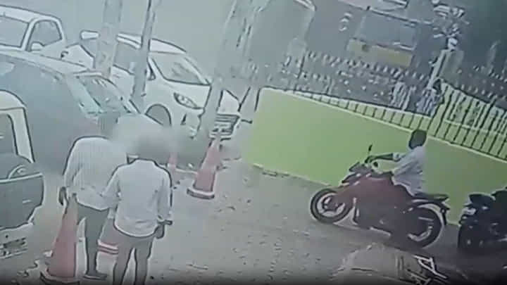 Watch: కంటైనర్ లారీ బోల్తా.. నడిరోడ్డుపై నడుచుకుంటూ వెళ్తున్న తల్లి, కూతురు మృతి Watch: కంటైనర్ లారీ బోల్తా.. నడిరోడ్డుపై నడుచుకుంటూ వెళ్తున్న తల్లి, కూతురు మృతి