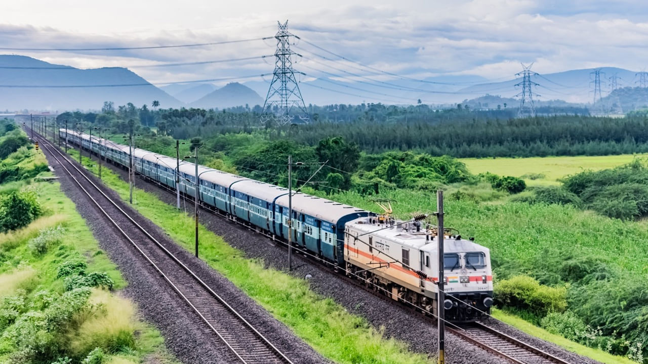 ప్రయాణీకులకు సౌలభ్యమైన ప్రయాణాన్ని అందించేందుకు భారత రైల్వే.. తమ సర్వీసులను మరింత సులభతరం చేస్తోంది. ఇందులో భాగంగానే జూలై 1 నుంచి తత్కాల్‌ టికెట్లకు ఆధార్‌ అథంటికేషన్‌ తప్పనిసరి చేయగా.. చార్ట్ ప్రిపరేషన్ కూడా నాలుగు గంటల నుంచి 8 గంటల ముందే సిద్దం చేయాలని రైల్వే బోర్డు నిర్ణయించింది. 