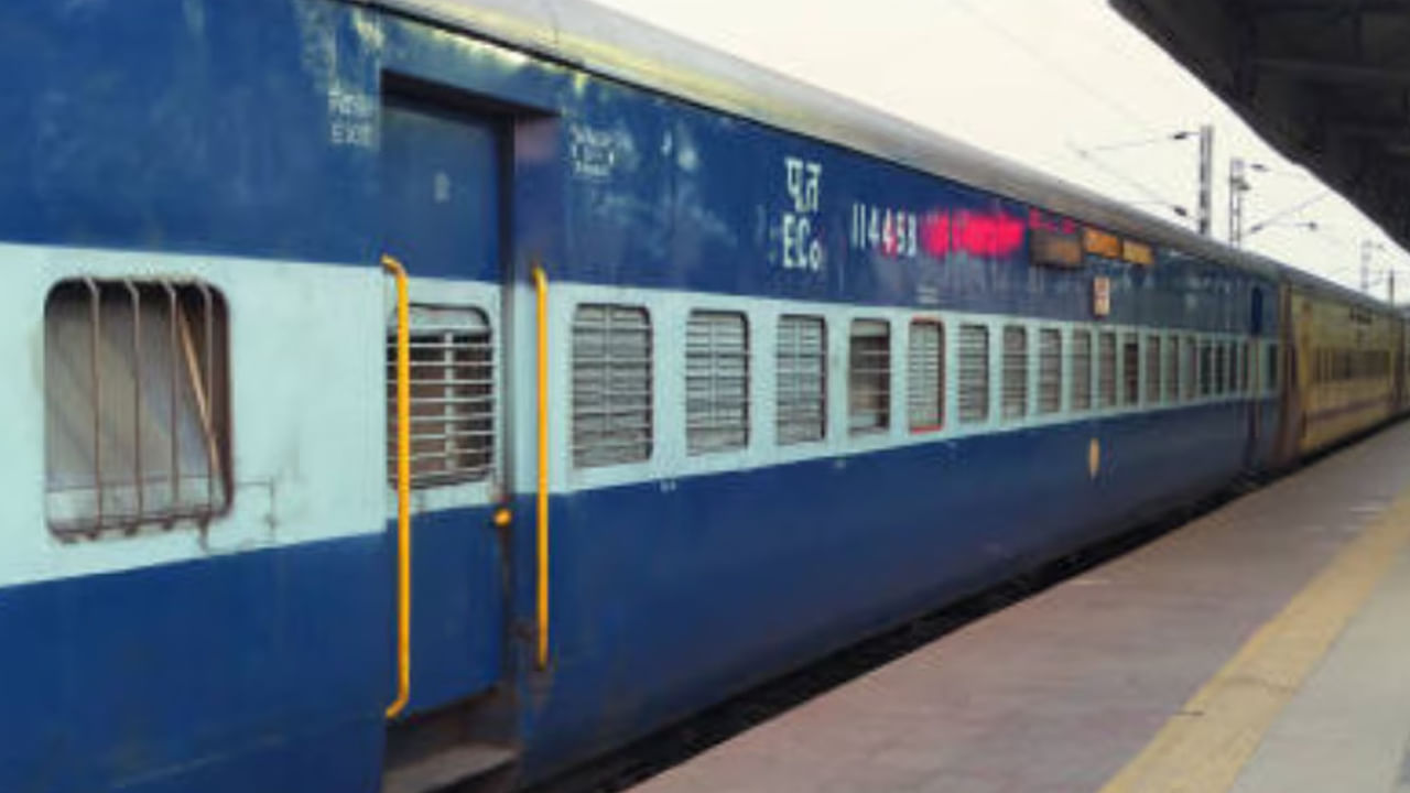 ఉదాహరణకు కొన్ని రైళ్లలో ఒక నిర్దిష్ట స్లీపర్ కోచ్‌ (ఉదాహరణకు, S-12) ను రూట్‌లోని కొన్ని స్టేషన్ల మధ్యకు మాత్రమే డీ-రిజర్వ్‌డ్‌ (వేదికలేని) కోచ్‌గా ప్రకటిస్తారు. ఉదాహరణకు సికింద్రాబాద్‌, విజయవాడ మధ్య తిరిగే శాతవాహన ఎక్స్‌ప్రెస్‌లోని S-12 కోచ్‌లో ఖమ్మం నుంచి వరంగల్‌ వరకు డీ-రిజర్వ్‌డ్‌ అయి ఉంటే, ప్రయాణికులు ఆ కోచ్‌లో తమ ప్రయాణించిన దూరానికి అనుగుణంగా టికెట్ తీసుకొని ప్రయాణించవచ్చు.
