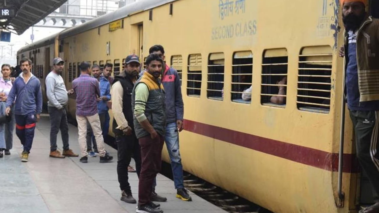 అయితే ఈ టికెట్‌ను ముందుగా రిజర్వేషన్‌ చేసుకోవడం సాధ్యం కాదు. రైలు బయలుదేరడానికి ఒక గంట ముందు మాత్రమే ఈ టికెట్లు అందుబాటులో ఉంటాయి. రిజర్వేషన్ కౌంటర్లలో టిక్కెట్లు కొనుగోలు చేయాల్సి ఉంటుంది. మీరు ప్రయాణించాలనుకుంటున్న రైలులో డీ రిజర్వు కోచ్ ఖాళీ సీటు ఉంటేనే ఈ టికెట్‌ జారీ చేస్తారు. ఈ టికెట్‌పై గరిష్టంగా 100 కి.మీ దూరం వరకు మాత్రమే ప్రయాణం అనుమతి ఇస్తారు. 