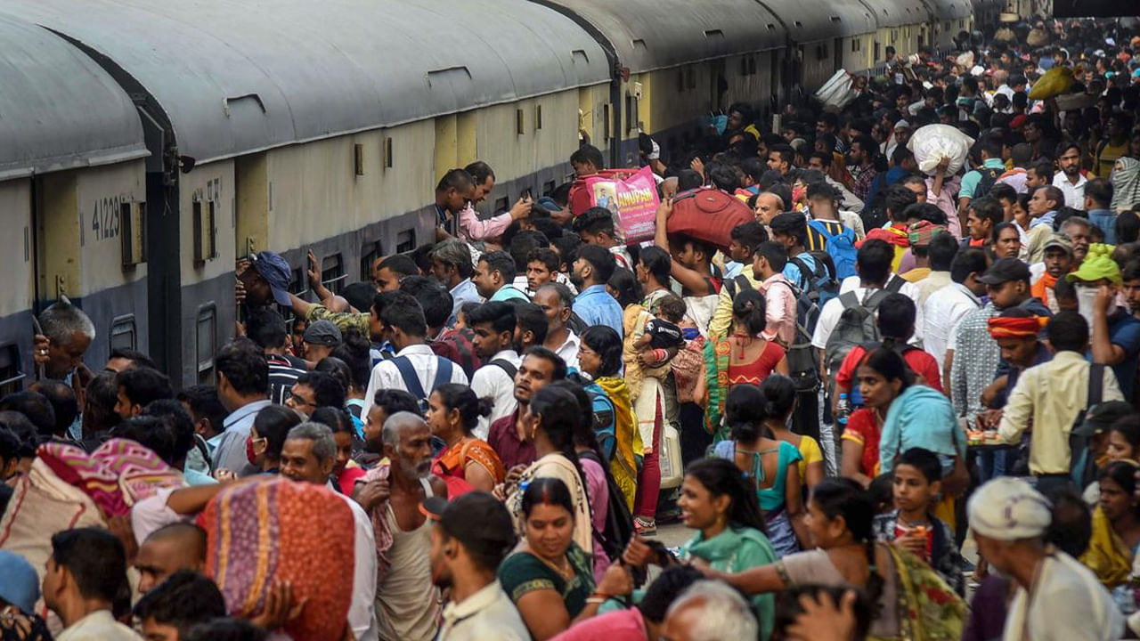 రైళ్లలో లాంగ్‌ జర్నీ చేసేవారు.. ముందుగానే రిజర్వేషన్‌ చేయించుకుంటారు. కొన్ని సార్లు సడెన్‌గా ఎక్కడికైనా వెళ్లా్ల్సి వచ్చిన సమయంలో తత్కాల్‌ టిక్కెట్ల కోసం చూస్తారు. అవి కూడా దొరకకుంటే.. ఇక వారికి జనరల్ బోగీలో దిక్కు. ఇక జనరల్‌ బోగీల గురించి తెలిసిందే. ఫుల్‌గా నిండి ఉంటుంది. సీట్ల సంగతి పక్కనపెట్టండి కొన్ని సార్లు నిలబడేందుకు, లోపలికి అడుగుపెట్టేందుకు కూడా చోటు ఉండదు. అంత దారుణంగా ఉంటుంది పరిస్థితి. ఇలా రిజర్వేషన్‌ లేక ఇబ్బందులు పడ్డవారు చాలా మందే ఉంటారు. జనరల్‌లో వెళ్లడం ఇబ్బందిగా భావించే వాళ్లకు ఇది ఒక వరం అని చెప్పొచ్చు. సౌత్‌ సెంట్రల్‌ రైల్వేస్‌ ఒక కొత్త డి-రిజర్వ్డ్‌ టికెట్‌ ప్రవేశపెట్టింది. ఈ టికెట్‌తో ట్రైన్లోని ఖాళీగా ఉన్న స్లీపర్‌ బెర్త్‌ల్లో ప్రయాణించవచ్చు. మరి ఆ టికెట్‌ ఎలా పొందాలి? ఆ వివరాలు ఇప్పుడు తెలుసుకుందాం.. 