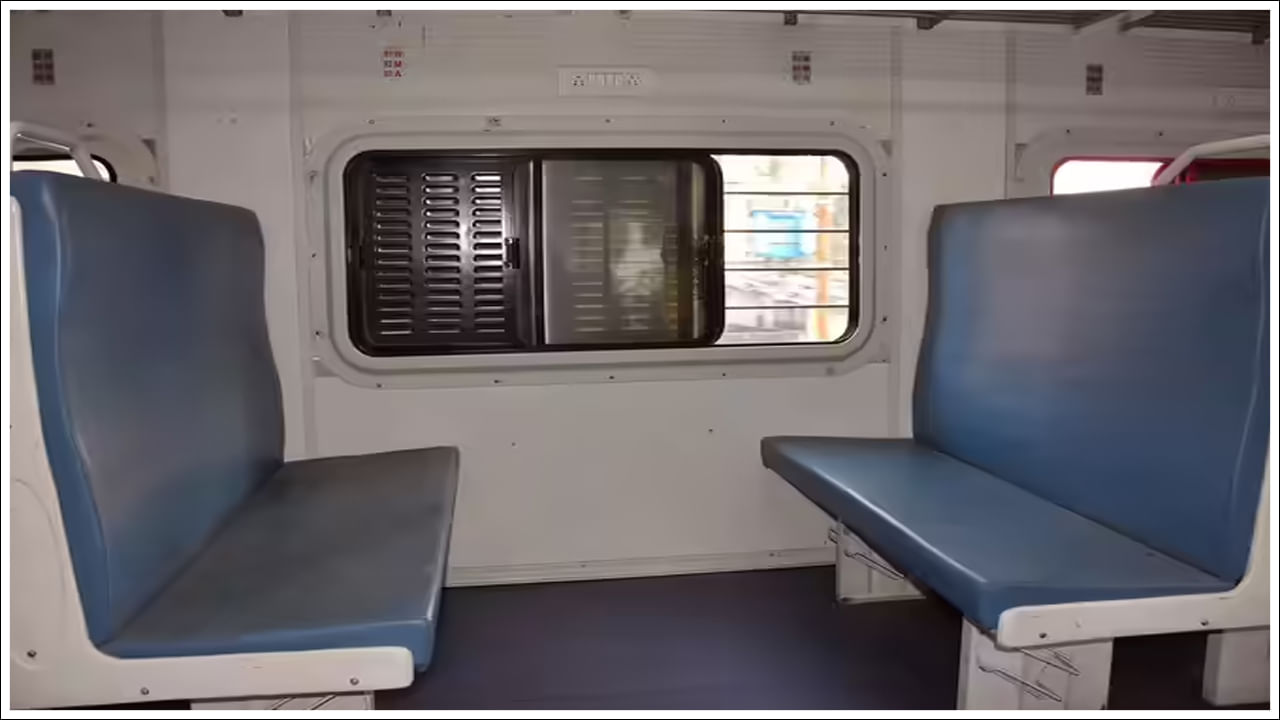 లోయర్ బెర్త్: రైలులో ప్రయాణించే వారు ఎక్కువగా లోయర్ బెర్త్ బుక్ చేసుకోవడానికి ప్రయత్నిస్తారు. ఎందుకంటే మీరు అందులో కూర్చుని హాయిగా పడుకోవచ్చు. మీరు దానిలో ఎక్కడానికి లేదా మరే ఇతర సమస్యను ఎదుర్కోవాల్సిన అవసరం లేదు. భారతీయ రైల్వేలు వృద్ధులకు పై లేదా మధ్య బెర్త్ ఎక్కడానికి లేదా దిగడానికి ఇబ్బంది పడుతున్నందున మాత్రమే కింది సీటును సూచిస్తాయి.