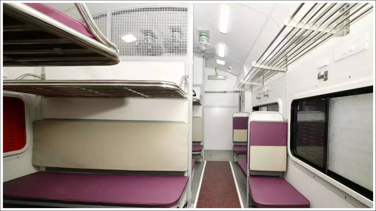 AC లో ఎన్ని రకాల సీట్లు ఉంటాయి? : స్లీపర్ క్లాస్ లాగా, 3వ AC లో సీట్లు ఉంటాయి. కానీ సెకండ్‌ క్లాస్‌ AC లో మధ్య సీటు ఉండదు. దీనికి సైడ్ అప్పర్, సైడ్ లోయర్ సీట్ల సౌకర్యం ఉంది. ఫస్ట్ క్లాస్ ఏసీ దీనికి రెండు సీట్లు మాత్రమే ఉంటాయి. మీరు కొన్ని రైళ్లలో చైర్ సీట్లను కూడా చూస్తారు.