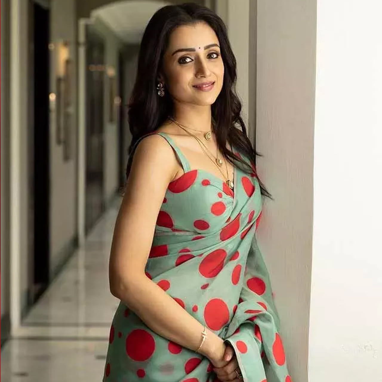 సౌత్ ఇండస్ట్రీలో ఇప్పుడు మోస్ట్ వాంటెడ్ హీరోయిన్ త్రిష. సీనియర్ హీరోలతో ఆడిపాడిన ఈ ముద్దుగుమ్మ ఇప్పుడు యంగ్ హీరోలకు సైతం జోడిగా నటిస్తుంది. రెండు దశాబ్దాలుగా వరుస సినిమాలతో వెండితెరపై మాయ చేస్తుంది ఈ అమ్మడు. తాజాగా థగ్ లైఫ్ మూవీలో నటించింది ఈ ముద్దుగుమ్మ.