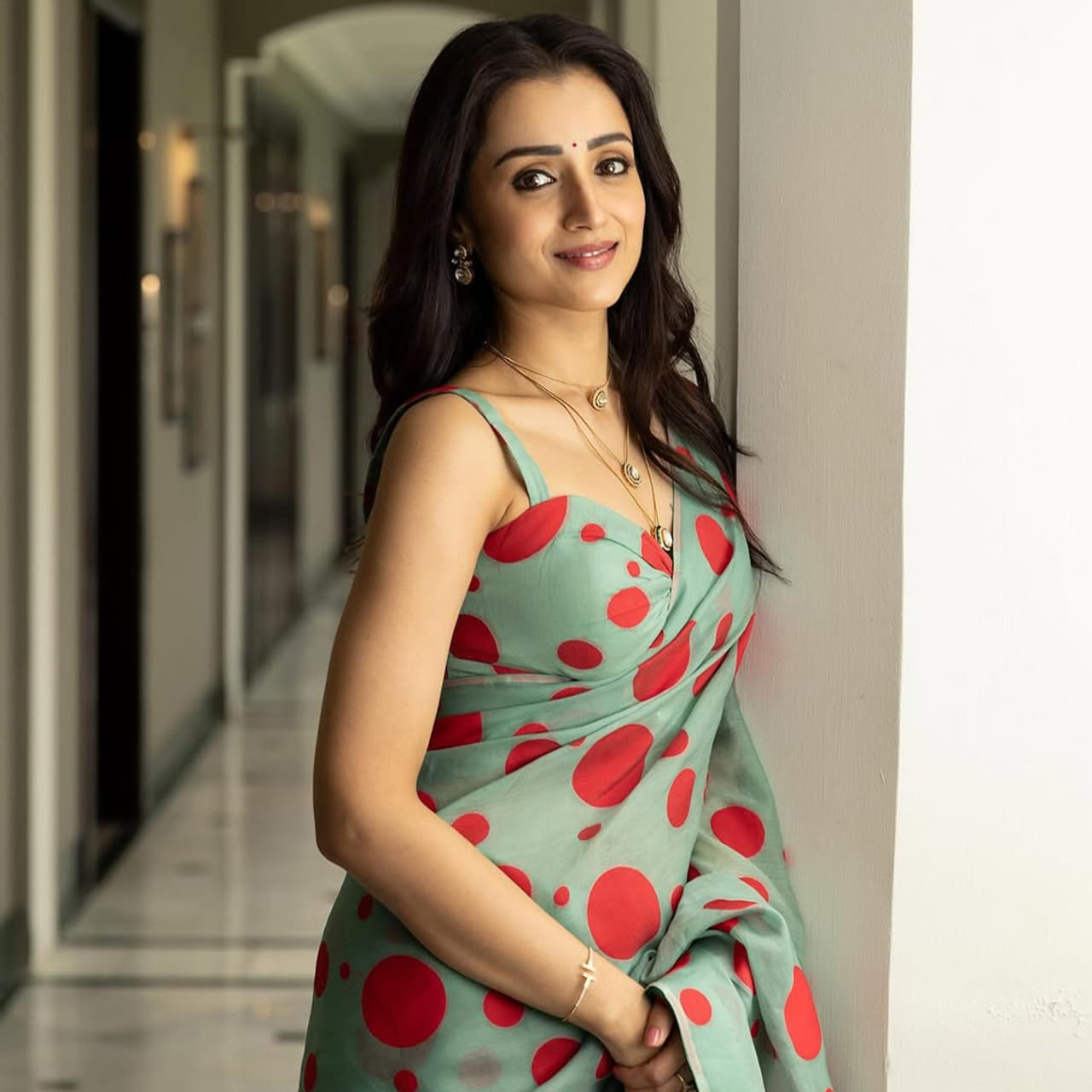 సౌత్ ఇండస్ట్రీలో అత్యధిక డిమాండ్ ఉన్న హీరోయిన్లలో త్రిష ఒకరు. దాదాపు రెండు దశాబ్దాలుగా సినీరంగాన్ని ఏలేస్తోన్న ఈ అమ్మడు.. ఇప్పుడు చేతినిండా సినిమాలతో కుర్ర హీరోయిన్లకే చుక్కలు చూపిస్తుంది. ఆమె చేతినిండా సినిమాలతో క్షణం తీరిక లేకుండా గడిపేస్తుంది. 