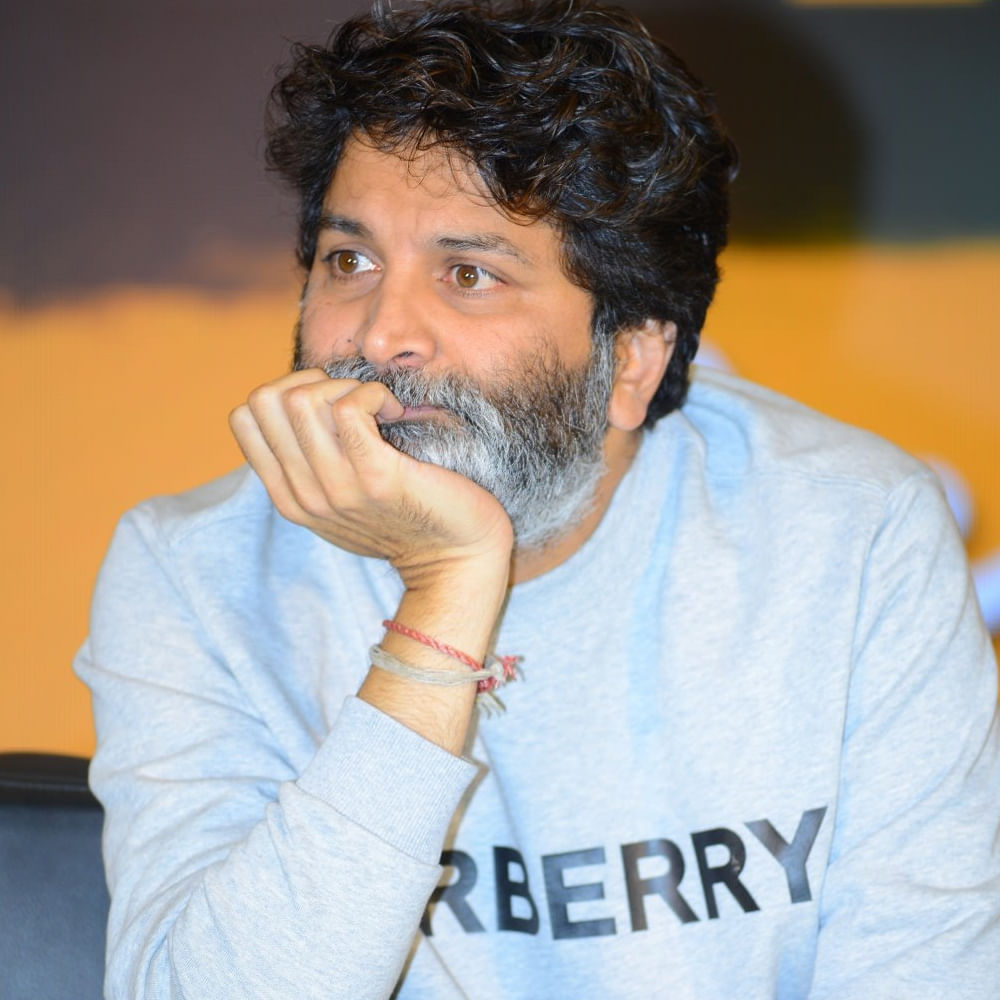నిజానికి అల వైకుంఠపురములో తర్వాత త్రివిక్రమ్ అనౌన్స్ చేసిన సినిమా ఎన్టీఆర్తోనే..!హీరోలను రిపీట్ చేసే అలవాటున్న త్రివిక్రమ్.. అరవింద సమేత తర్వాత బన్నీతో అల వైకుంఠపురములో చేసారు.