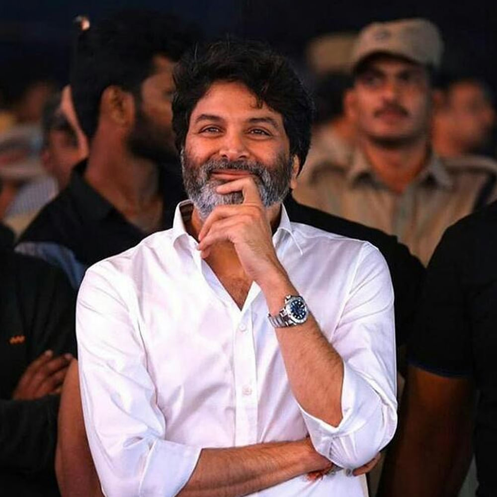 ఆ తర్వాత మరోసారి తారక్తోనే సినిమా ప్రకటించారు.. కానీ అనుకోని విధంగా ఆ ప్రాజెక్ట్ ఆగిపోయి మహేష్ మధ్యలో వచ్చేసారు.. ఆయనతో గుంటూరు కారం చేసారు గురూజీ. దీని తర్వాత అల్లు అర్జున్ సినిమా అన్నారు.. ఇప్పుడు ఎన్టీఆర్, రామ్ చరణ్ రేసులోకి వచ్చారు.