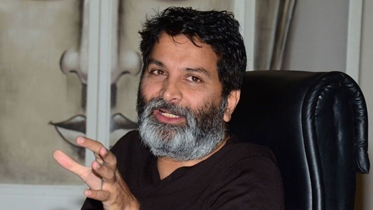 ఈ టైమ్లో గురుజితో రామ్ చరణ్ సినిమా ఉంటుందన్న న్యూస్ సోషల్ మీడియాలో వైరల్ అవుతోంది. త్రివిక్రమ్ ఇద్దరు హీరోల కోసం కథలు సిద్ధం చేస్తున్నారు. ఎవరు ముందు ఫ్రీ అయితే ఆ హీరోతో సినిమాను చేసేలా ప్లాన్ రెడీ చేస్తున్నారు.