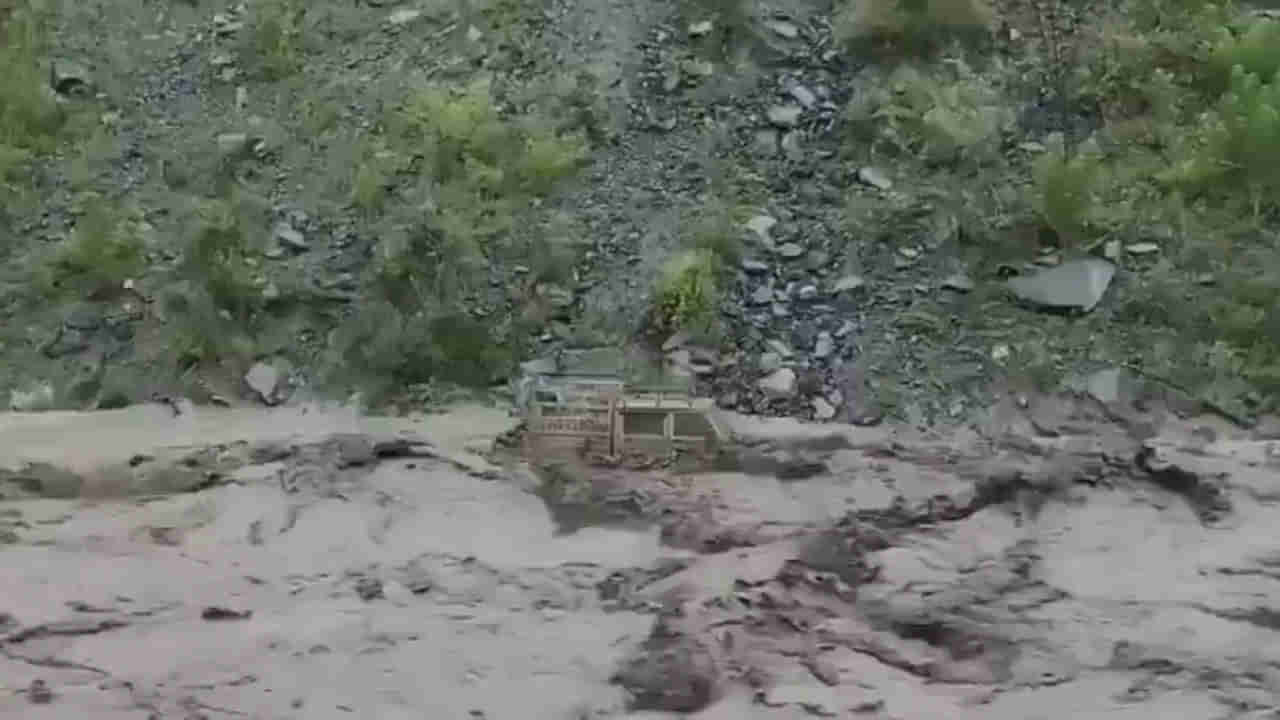 Viral Video: కులుమనాలిలో అట్టపెట్టెలా కొట్టుకు పోయిన ట్రక్కులు... కులులోని సైంజ్ వ్యాలీలో క్లౌడ్బరస్ట్!