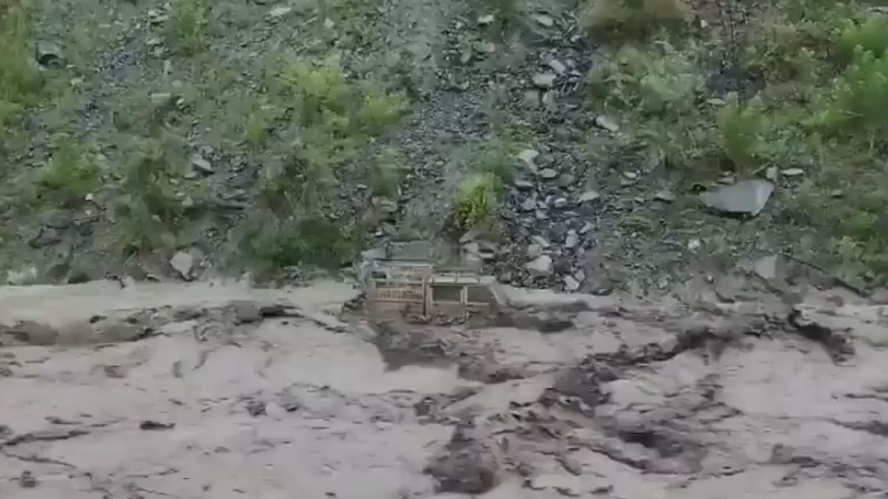 Viral Video: కులుమనాలిలో అట్టపెట్టెలా కొట్టుకు పోయిన ట్రక్కులు... కులులోని సైంజ్ వ్యాలీలో క్లౌడ్బరస్ట్!