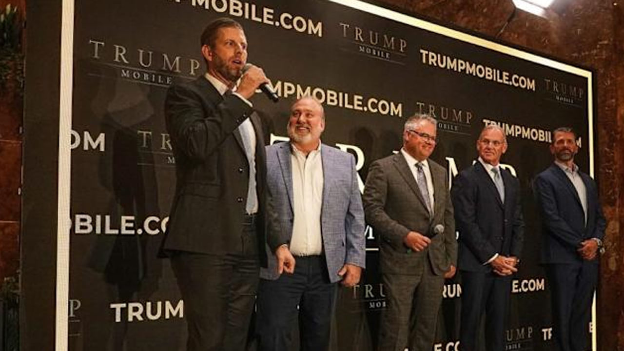 Trump 1ప్రజలు ఒకే నెలవారీ రుసుముతో తమ ఫోన్లలో టెలిమెడిసిన్, వారి కార్లపై రోడ్సైడ్ అసిస్టెన్స్, ప్రపంచవ్యాప్తంగా 100 దేశాలకు అపరిమిత టెక్స్టింగ్ పొందగలిగే ఉత్పత్తుల ప్యాకేజీని మేం పరిచయం చేయబోతున్నాం అని డొనాల్డ్ ట్రంప్ పెద్ద కుమారుడు డొనాల్డ్ ట్రంప్ జూనియర్ న్యూయార్క్లో ప్రకటించారు.