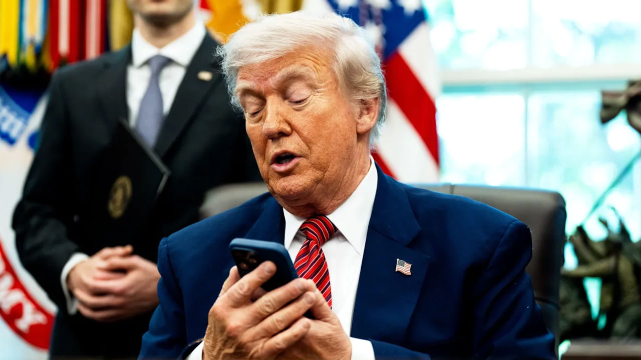 అమెరికా అధ్యక్షుడు డొనాల్డ్ ట్రంప్ సంస్థ "ట్రంప్ మొబైల్"ను ప్రారంభించినట్లు ప్రకటించింది. ట్రంప్ సంస్థ కింద ఈ మొబైల్ సేవ, వైర్లెస్ సేవతో సంప్రదాయవాద వినియోగదారులను ఆకర్షించే ప్రయత్నం చేస్తోంది.
ఈ సెల్ఫ్-బ్రాండెడ్ మొబైల్ సర్వీస్ ప్రధాన టెలికాం ప్రొవైడర్లకు ప్రత్యామ్నాయంగా మారాలని లక్ష్యంగా పెట్టుకుంది. ఈ క్రమంలోనే ఆ సంస్థ నుంచి స్మార్ట్ఫోన్ T1 ఫోన్ సెప్టెంబర్ 2025లో విడుదల అవుతుంది.