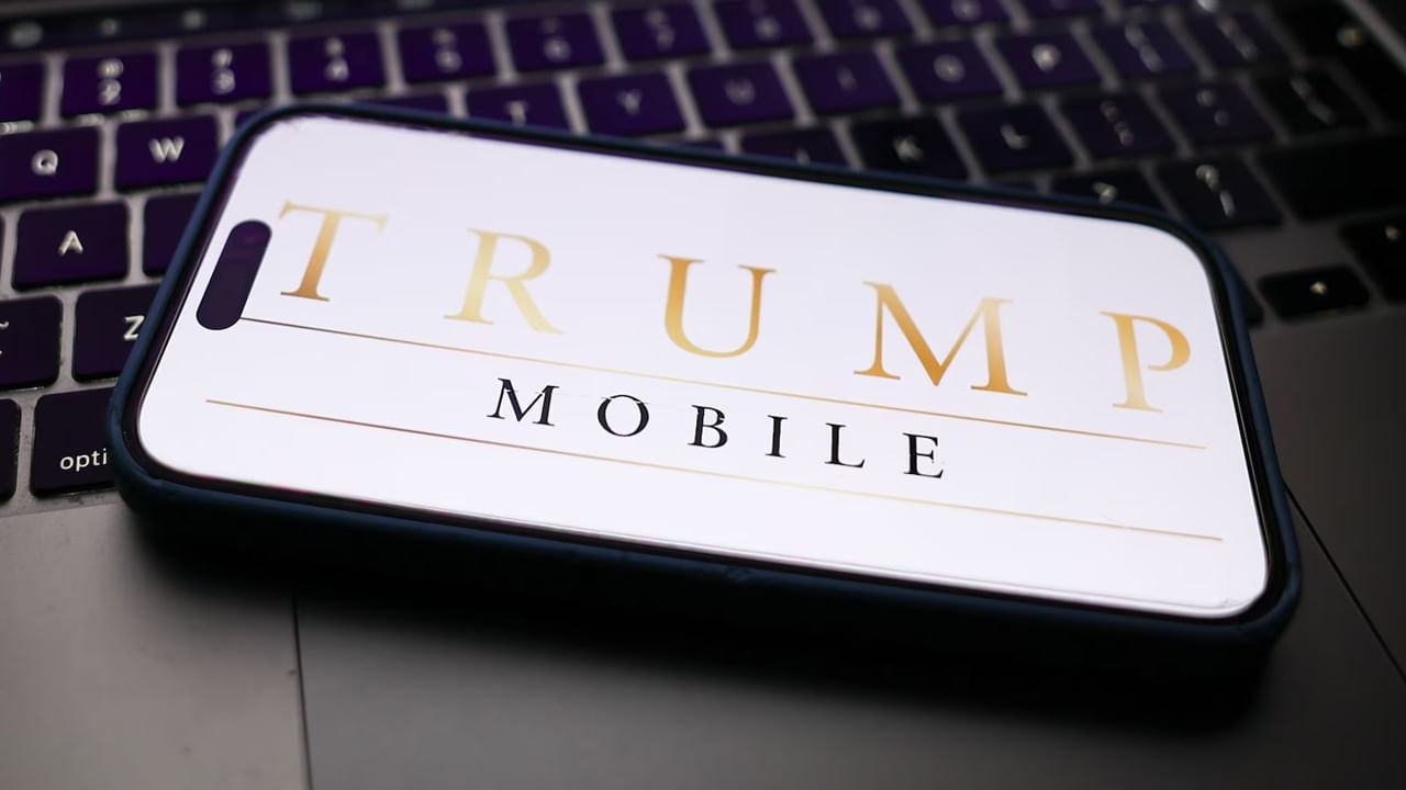 మొబైల్ ఫోన్లు, కేసులు, బ్యాటరీ ఛార్జీలు, వైర్లెస్ టెలిఫోన్ సేవలను అందించేందుకు ఈ ట్రేడ్ మార్క్ వాడనున్నారు. అధ్యక్షుడి పేరుతో ఉన్న సేవ ట్రంప్ మొబైల్ మాత్రమే కాదు. అంతకుముందు ట్రంప్ బృందం క్రిప్టోకరెన్సీ మార్కెట్తో పోటీ పడటానికి డిజిటల్ వాలెట్ను ప్రారంభించే ప్రణాళికలను ప్రకటించింది. ఈ డిజిటల్ వాలెట్ పిచ్ అధ్యక్షుడి NFT సేకరణ, ఆయన ప్రథమ మహిళ మెలానియా ట్రంప్ జారీ చేసిన మీమ్కాయిన్లు, ట్రంప్-బ్రాండెడ్ స్టేబుల్కాయిన్, కొత్త బిట్కాయిన్-మైనింగ్ సంస్థ విడుదల తర్వాత వచ్చింది.
