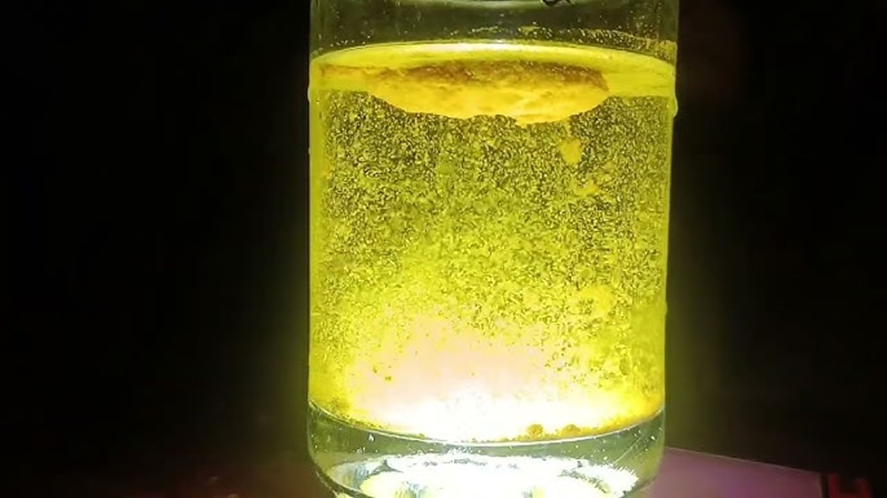 చాలా మంది ఎక్కువగా ట్రెండ్ అయ్యేది చెయ్యడం వలన తమకు ఎక్కువ వ్యూవ్స్ వస్తాయని భావిస్తుంటారు. ఇంకొంత మంది అందరూ చేస్తున్నారు కదా, మనం చేద్దాం అనే ఉద్దేశ్యంతో ఇన్ స్టాలో వచ్చే రీల్స్ చేస్తుంటారు. అయితే ఈ మధ్య మనం చూసినట్లైతే చీకటి ప్రదేశంలో మొబైల్ లైట్ ఆన్ చేసి, దానిపై సీసపు గాజు పెట్టి, అందులో కొన్ని నీరు పోసి, స్పూన్ పసుపు వేస్తున్నారు. దీంతో అది చాలా బ్యూటిఫుల్‌గా కనిపిస్తుంది.