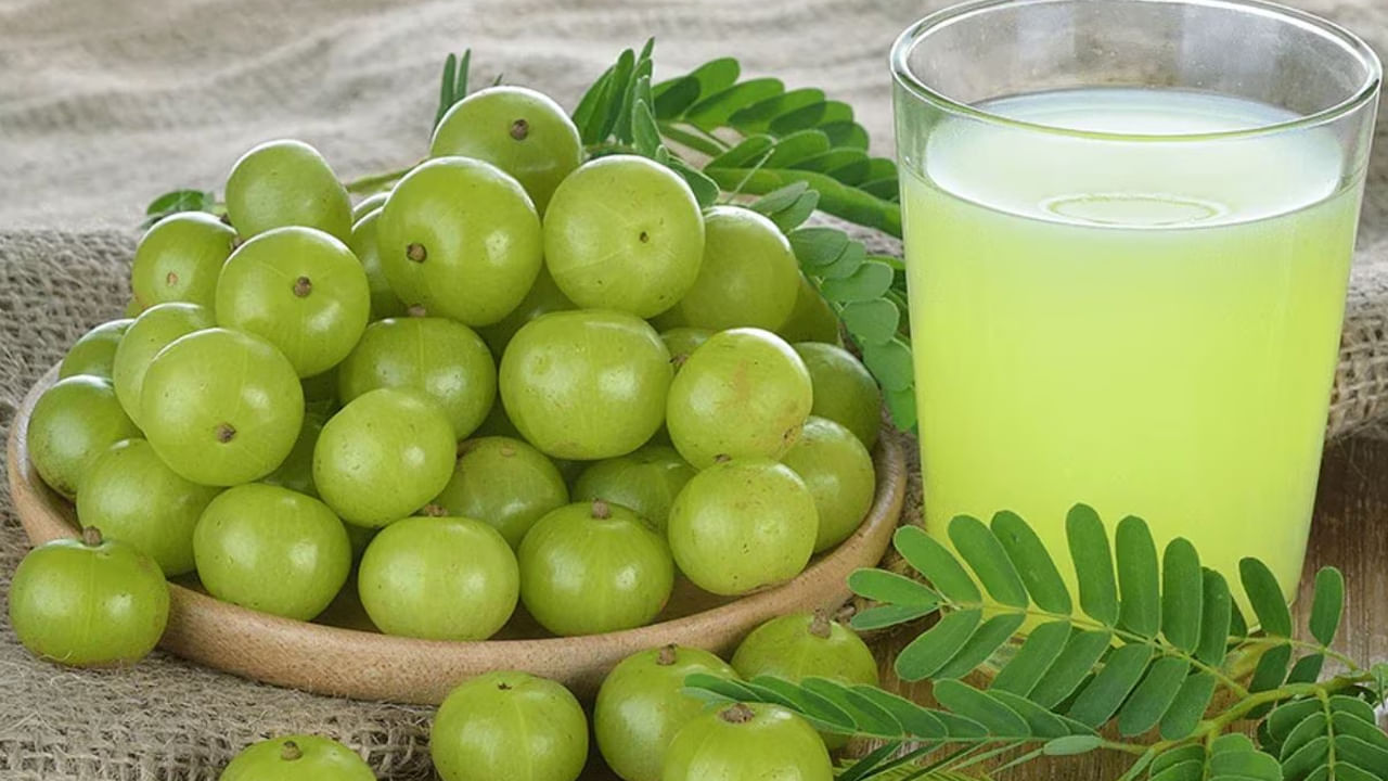 చర్మ ఆరోగ్యానికి ఉసిరి చాలా మంచిది. ఇది చర్మాన్ని నిగారింపుగా తయారు చేస్తుంది. ఎందుకంటే ఉసిరిలో విటమిన్ సి పుష్కలంగా ఉంటుంది, ఇది కొల్లాజెన్ ఉత్పత్తికి మద్దతు ఇస్తుంది.దీంతో చర్మం కాంతి వంతంగా తయారు అవడానికి ఇది సహాయపడుతుంది. అంతే కాకుండా ఉసిరి జ్యూస్ ప్రతి రోజూ తాగడం వలన ముఖంపై ఉన్న మచ్చలు కూడా తొలిగిపోతాయి. అలాగే ఇది చర్మాన్ని తాజాగా ఉంచుతుంది. 