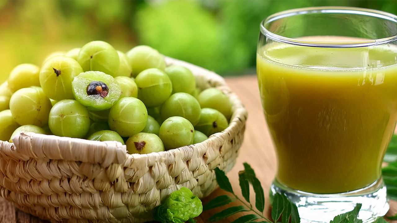 జీర్ణక్రియ సాఫీగా సాగడంలో కూడా ఉసిరి అద్భుతంగా పని చేస్తుందంటున్నారు ఆరోగ్య నిపుణులు. కడుపు ఉబ్బరం, అజీర్ణం, గ్యాస్ వంటి సమస్యలతో బాధపడే వారు ప్రతి రోజూ ఉసిరి జ్యూస్ తాగితే ఆ సమస్యల నుంచి ఈజీగా బయటపడవచ్చునంట. అంతే కాకుండా ఇది పేగు పనితీరును మెరుగుపరుస్తుంది, విషాన్ని తొలగిస్తుందంట.