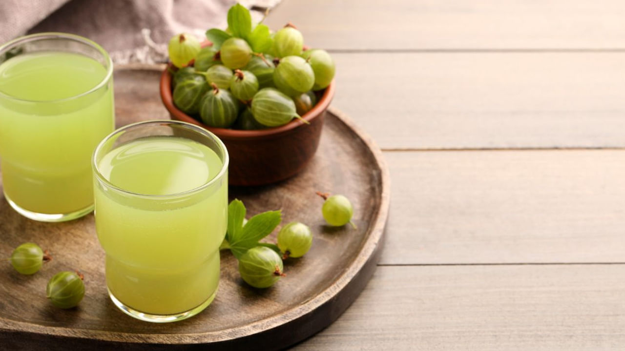 ఉసిరి జ్యూస్ తాగడం వలన ఇది ఏడాది పొడవునా శరీరానికి బలాన్నివ్వడమే కాకుండా, రోగనిరోధక శక్తిని బలపరుస్తుంది. ఉసిరి రసం రోగనిరోధక శక్తిని పెంచి, శరీరానికి తక్షణ శక్తిని అందిస్తుంది.. సీజన్ మారినా లేదా కాలుష్యం, ఒత్తిడి నుంచి  శరీరం వేగంగా కోలుకోవడానికి సహాయపడుతుంది.ప్రతి రోజూ తీసుకోవడం వలన ఎముకలు కూడా బలంగా తయారు అవుతాయి. శరీరం ఆరోగ్యంగా ఉంటుంది.