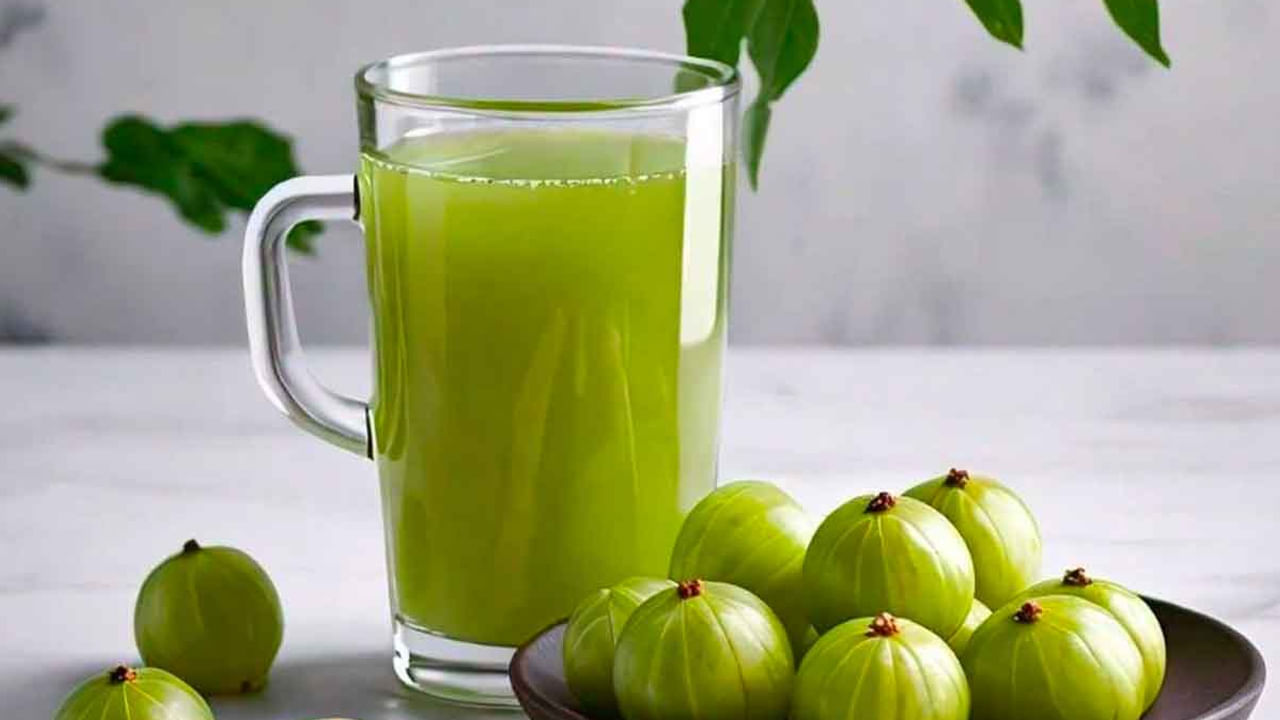 ఉసిరి జ్యూస్ రక్తంలోని చక్కరెస్థాయిలను సమతుల్యం చేయడంలో కూడా కీలకపాత్ర పోషిస్తాయి. శరీరంలో చక్కెరస్థాయి పెరగకుండా జాగ్రత్తలు తీసుకునే వారు,  ప్రతి రోజూ ఉసిరి జ్యూస్‌ను తాగడం వలన వారికి మంచి ఫలితాలు  ఉంటాయి. ఇది శరీరం ఇన్సులిన్‌ను మరింత సమర్థవంతంగా ఉపయోగించడంలో సహాయపడుతుంది. క్రమం తప్పకుండా తీసుకుంటే అనేక లాభాలు ఉంటాయంట.