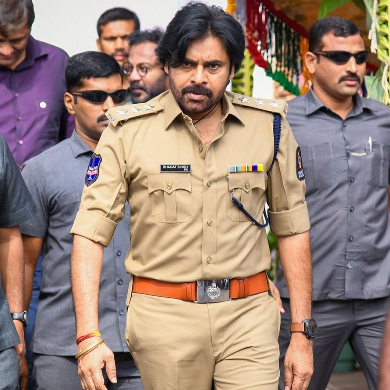 లాంగ్ బ్రేక్ తరువాత సినిమాల మీద దృష్టి పెట్టిన పవన్ కల్యాణ్, వరుస షూటింగ్స్తో బిజీగా ఉన్నారు. ఆల్రెడీ హరి హర వీరమల్లు పోస్ట్ ప్రొడక్షన్ వర్క్ కూడా కంప్లీట్ చేసేశారు. ఓజీ షూటింగ్కు గుడ్బై చెప్పేశారు.