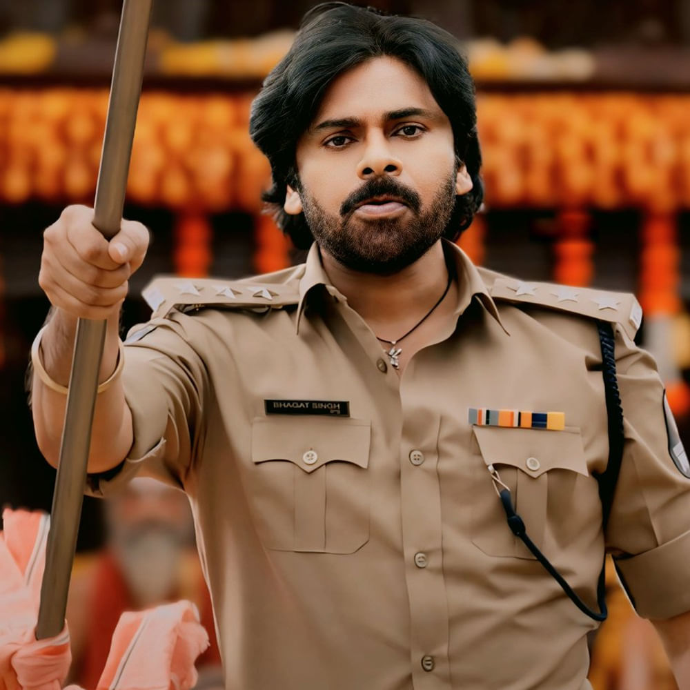 మరో వైపు పవన్ కొత్త సినిమాకు గ్రీన్ సిగ్నల్ ఇచ్చారన్న న్యూస్ టాలీవుడ్ సర్కిల్స్లో తెగ హల్చల్ చేస్తోంది. కోలీవుడ్ యాక్టర్ కమ్ డైరెక్టర్ సముద్రఖనితో సినిమా చేసేందుకు పవన్ రెడీ అవుతున్నారన్నది ఫిలిం నగర్లో చక్కర్లు కొడుతున్న నయా అప్డేట్.