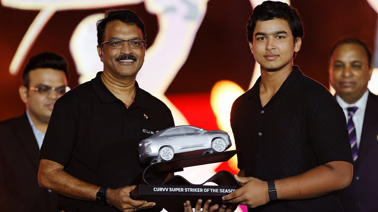 సూపర్ స్ట్రైకర్ ఆఫ్ ది సీజన్: రాజస్థాన్ రాయల్స్ తరపున ఆడిన 14 ఏళ్ల వైభవ్ సూర్యవంశీ IPL 2025 సూపర్ స్ట్రైకర్గా ఎంపికయ్యాడు. ఈ బ్యాట్స్మన్ 206.55 స్ట్రైక్ రేట్తో 252 పరుగులు చేశాడు. వైభవ్ సూర్యవంశీ ఈ సీజన్లో 'సూపర్ స్ట్రైకర్ ఆఫ్ ది సీజన్' అవార్డును గెలుచుకున్నాడు. కేవలం 14 ఏళ్ల వయసులో ఐపీఎల్లోకి అడుగుపెట్టిన వైభవ్, గుజరాత్ టైటాన్స్పై కేవలం 35 బంతుల్లో సెంచరీ చేసి చరిత్ర సృష్టించాడు. అతని స్ట్రైక్ రేటు 207గా నమోదైంది. ఈ అవార్డుతో పాటు అతనికి ఒక కారు కూడా బహుమతిగా లభించింది.