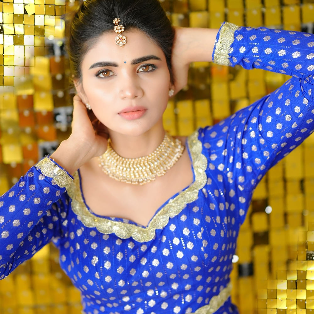 అలాగే ఈ కామెడీ షోతోపాటు బయట ఈవెంట్స్, సోషల్ మీడియాలో క్రేజీ గ్లామర్ ఫోటోషూట్స్ చేస్తూ ఫాలోయింగ్ పెంచుకుంది ఈ అమ్మడు. అయితే కొన్ని రోజులుగా వర్ష నెట్టింట.. అటు కామెడీ షోలో సైలెంట్ అయిపోయింది. ఇప్పటికే సీరియల్స్ నుంచి తప్పుకుంది ఈ ముద్దుగుమ్మ.