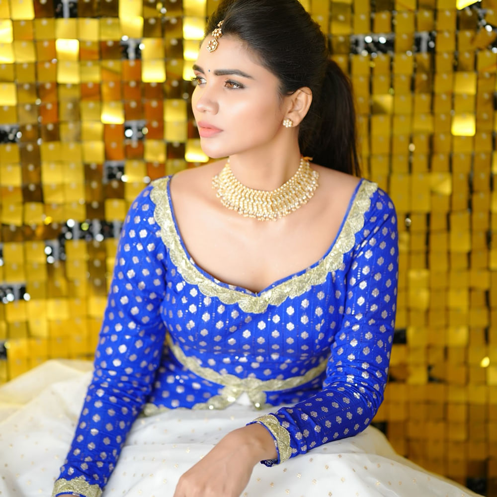 నాకు ప్రేమ, పెళ్లిపై నాకు మంచి ఒపీనియన్ లేదు. లవ్, బ్రేకప్, హార్ట్ బ్రేక్, మళ్ళీ లవ్ లో పడటం ఇలాంటివన్నీ నాకు వద్దు అని తెలిపింది. ఒకప్పుడు నాకు ఓ బాయ్ ఫ్రెండ్ ఉన్నాడు. కానీ ఇప్పుడు లేడు.. నాకు అవసరం కూడా లేదు.. నాకు నా ఫ్యామిలీ ఇంపార్టెంట్. వాళ్ళకోసమే బతుకుతా అని చెప్పుకొచ్చింది వర్ష. ఈ కామెంట్స్ ఇప్పుడు వైరల్ అవుతున్నాయి..