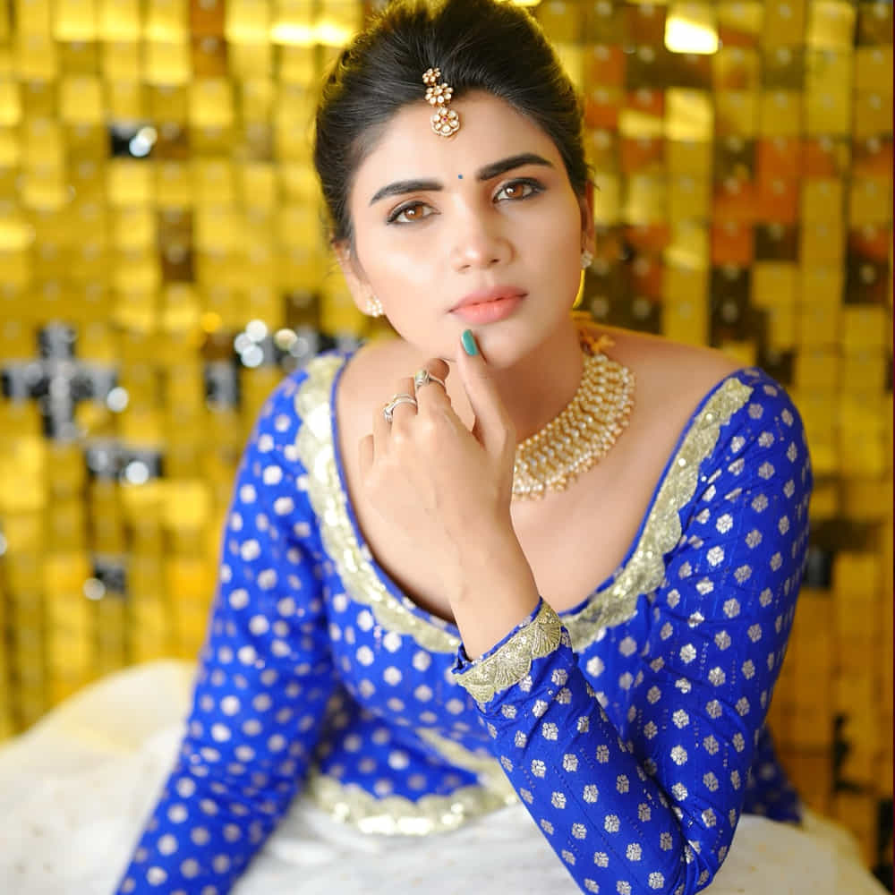పలు సీరియల్స్ లో చిన్న చిన్న పాత్రలు పోషించి తెలుగు ప్రజలకు దగ్గరైంది వర్ష. ఆ త్రవాత జబర్దస్త్ కామెడీ షోలోకి ఎంట్రీ ఇచ్చి తనదైన కామెడీ టైమింగ్ తో అలరించింది. ఇదే షోలో ఇమ్మాన్యుయేల్ తో కలిసి కామెడీ టవ్ ట్రాక్ చేసి మరింత పాపులర్ అయ్యింది ఈ అందాల భామ.