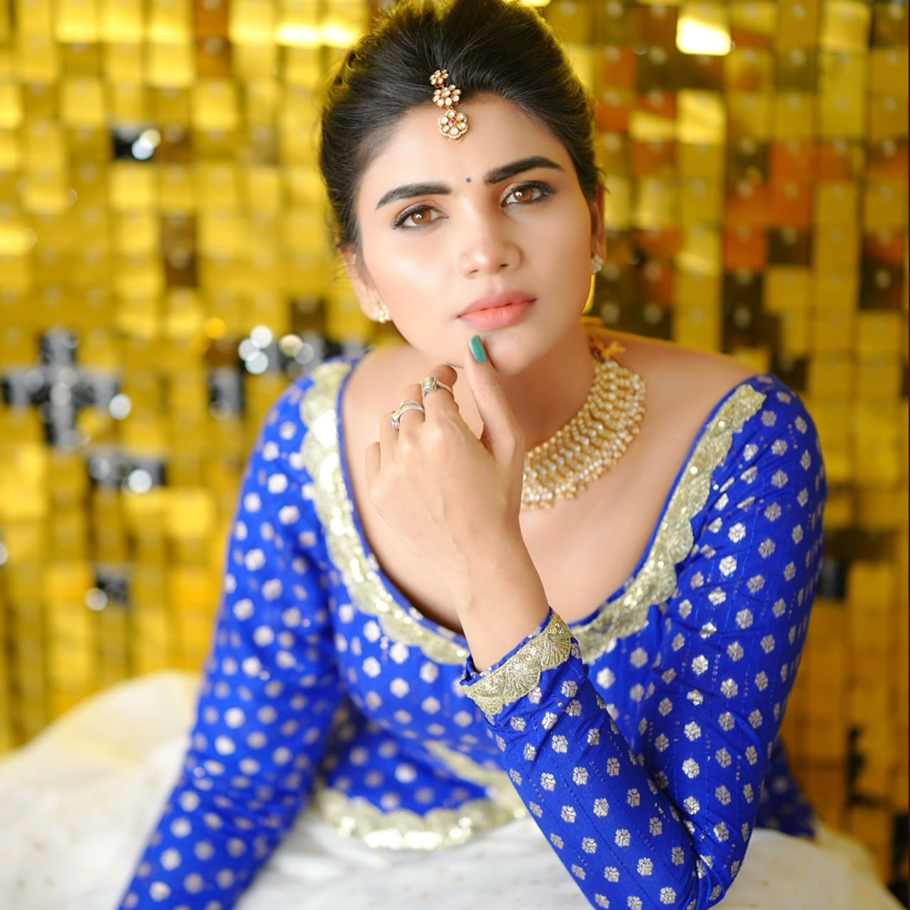 పలు సీరియల్స్ లో చిన్న చిన్న పాత్రలు పోషించి తెలుగు ప్రజలకు దగ్గరైంది వర్ష. ఆ త్రవాత జబర్దస్త్ కామెడీ షోలోకి ఎంట్రీ ఇచ్చి తనదైన కామెడీ టైమింగ్ తో అలరించింది. ఇదే షోలో ఇమ్మాన్యుయేల్ తో కలిసి కామెడీ టవ్ ట్రాక్ చేసి మరింత పాపులర్ అయ్యింది ఈ అందాల భామ.