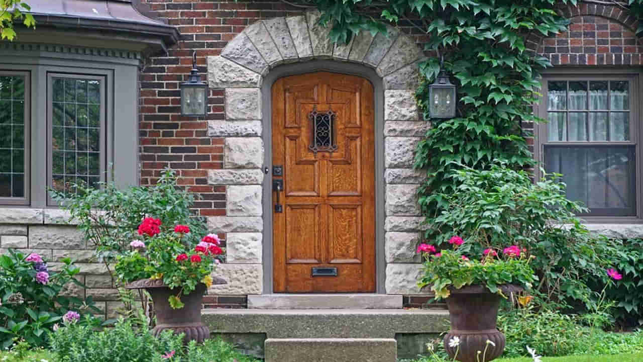 ఇంటి ప్రధాన ద్వారం దగ్గర ఈ వస్తువులు పెడితే కష్టాలను మీరు కోరి తెచ్చుకున్నట్లే.. ఎందుకంటే