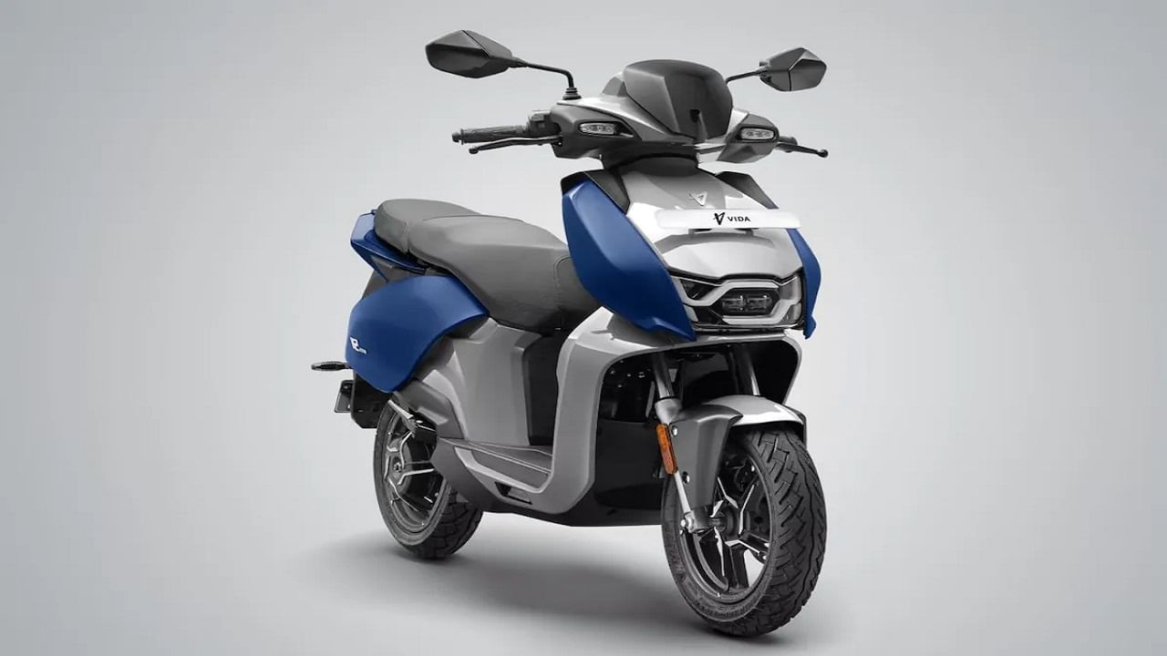 విడా వీ2 ప్రో స్కూటర్‌ను రూ. 1,20,300కు కొనుగోలు చేయవచ్చు. 3.9 కేడబ్ల్యూహెచ్ బ్యాటరీ 6 కేడబ్ల్యూ మోటారుకు శక్తినిస్తుంది. ఈ స్కూటర్ 165 కి.మీ పరిధిని అందిస్తుంది. ఈ స్కూటర్‌పై గంటకు 90 కి.మీ గరిష్ట వేగంతో  దూసుకుపోతుంది. 7 అంగుళాల టచ్‌స్క్రీన్, డ్యూయల్ డిస్క్ బ్రేక్‌లతో వస్తుంది. 

