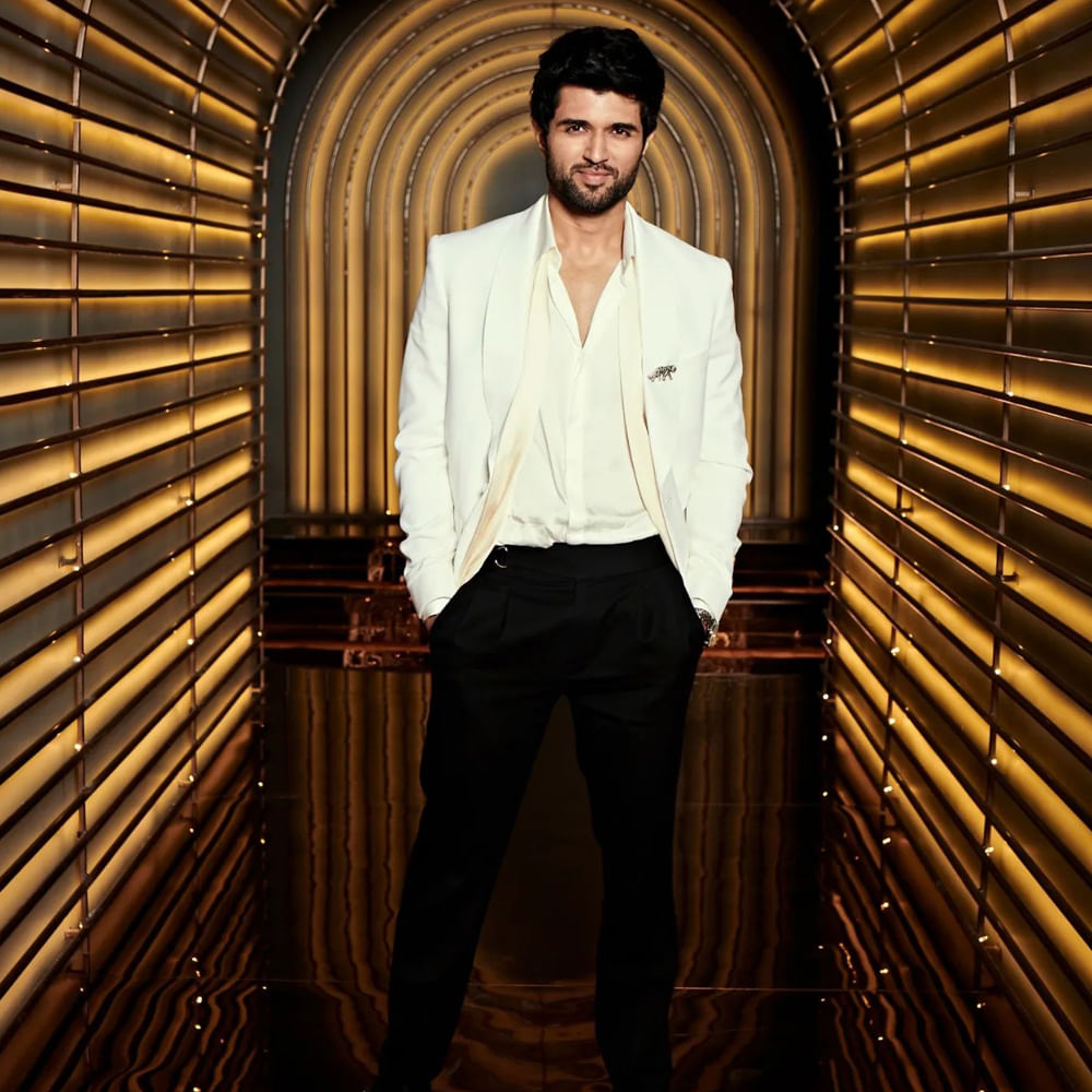 విజయ్‌ దేవరకొండ హీరోగా రాహుల్‌ సంక్రిత్యాన్ దర్శకత్వంలో తెరకెక్కబోయే పీరియాడిక్ మూవీ కూడా తండ్రీ కొడుకుల నేపథ్యంలోనే రూపొందనుంది. ఈ సినిమాలో తొలిసారి ద్విపాత్రాభినయం చేస్తున్న రౌడీ హీరో, తండ్రీ కొడుకులుగా రెండు పాత్రల్లో నటిస్తున్నారు.