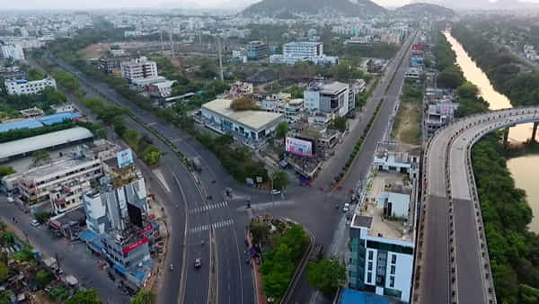 Vijayawada: సాధారణ వాహన తనిఖీలు.. బైక్స్పై అనుమానాస్పదంగా యువకులు.. చెక్ చేయగా