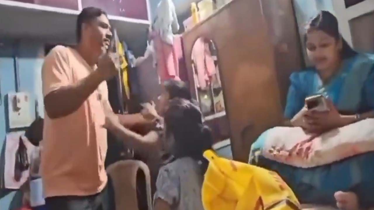 'ప్లీజ్ నాన్న భయమేస్తోంది.! అమ్మను వదిలేయ్..' షాకింగ్ వీడియో.. చూస్తే కన్నీళ్లే!