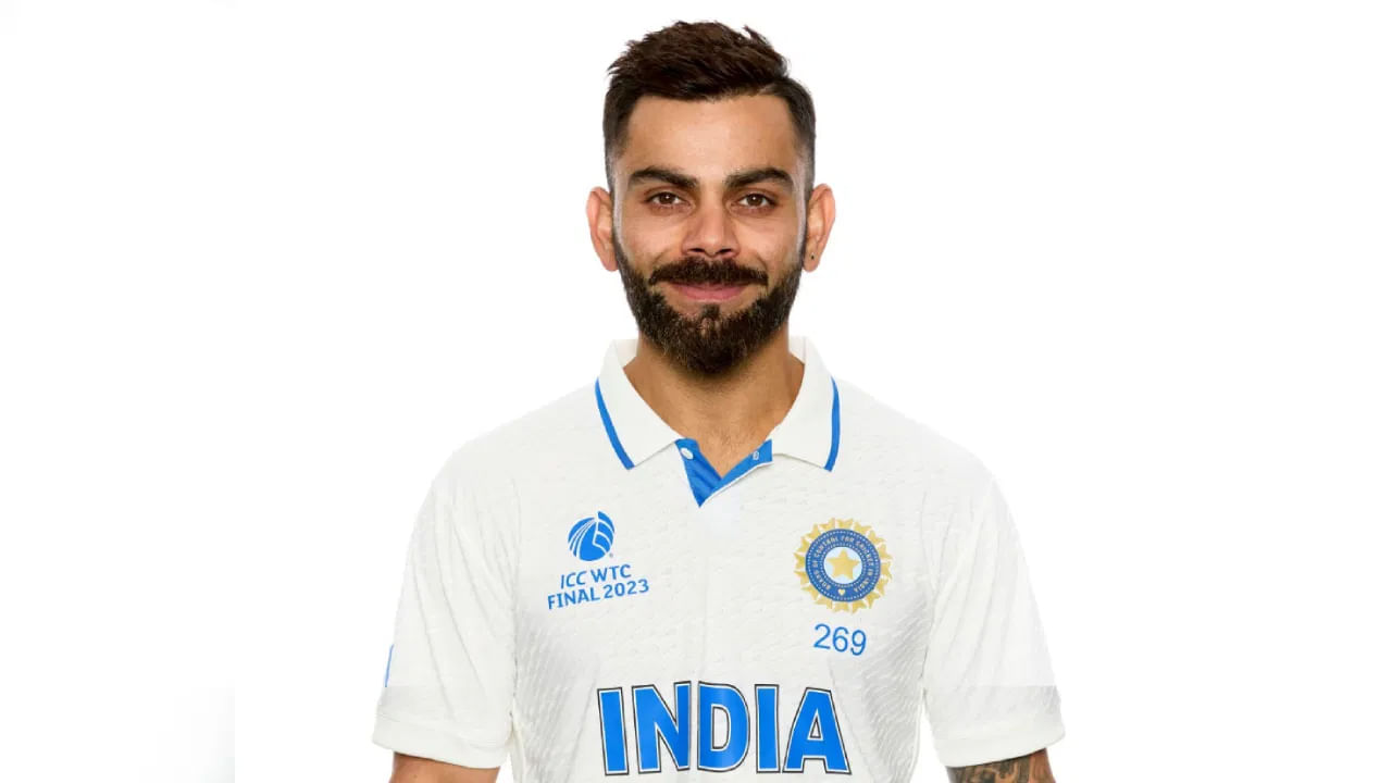 రోహిత్ శర్మ రిటైర్మెంట్ ప్రకటించిన వారం వ్యవధిలోనే మరో భారత స్టార్ ప్లేయర్ విరాట్ కోహ్లీ టెస్ట్ క్రికెట్ కు వీడ్కోలు పలికాడు. తాను టెస్ట్ క్రికెట్ నుంచి తప్పుకుంటున్నట్టు మే 12న సోషల్ మీడియా ద్వారా విరాట్ కోహ్లీ తెలిపారు. అయితే టీ20 ప్రపంచకప్ తర్వాత షార్ట్-ఫామ్ క్రికెట్ కు గుడ్బై చెప్పిన కింగ్ కోహ్లీ ఇకపై వన్డే క్రికెట్లో మాత్రమే ఆడనున్నాడు.