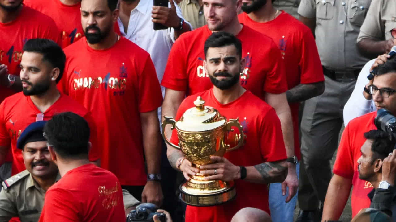 RCB యాజమాన్యంలోని యునైటెడ్ స్పిరిట్స్, బ్రిటిష్‌కు చెందిన డియాజియో అనుబంధ సంస్థ. బ్లూమ్‌బెర్గ్ నివేదిక ప్రకారం, డియాజియో RCB కి $2 బిలియన్ల (రూ. 17,000 కోట్లు) విలువను అంచనా వేసింది.
