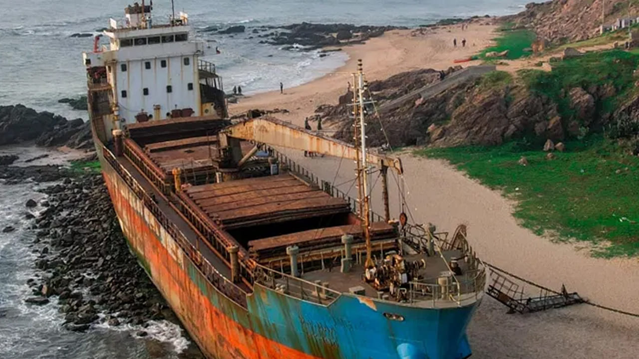 500 B. C. నుండి 260 B. C.: కళింగ సామ్రాజ్యం : నేటి విశాఖపట్నం, చుట్టుపక్కల ప్రాంతం గోదావరి నది వరకు విస్తరించి ఉన్న గొప్ప కళింగ సామ్రాజ్యంలో భాగంగా ఉండేది. క్రీస్తుపూర్వం 5వ, 6వ శతాబ్దాలకు చెందిన అనేక హిందూ, బౌద్ధ గ్రంథాలలో ఈ ప్రాంతం ప్రస్తావించబడింది. సంస్కృత వ్యాకరణ శాస్త్రవేత్తలు పాణిని, కాత్యాయన (సుమారు 4వ శతాబ్దం BC) కూడా దీనిని ప్రస్తావించారు. ప్రసిద్ధ కళింగ యుద్ధంలో శక్తివంతమైన మౌర్య రాజు అశోకుడు కళింగ రాజును ఓడించడంతో కళింగ సామ్రాజ్యం అధికారాన్ని కోల్పోయింది.