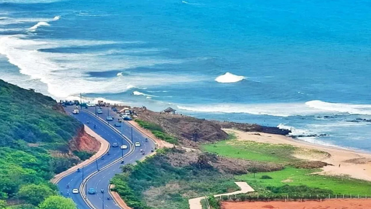 230 బి.సి. - 220 A. D.: శాతవాహనుల సామ్రాజ్యం : అశోకుని మరణం తరువాత, మౌర్యులకు సామంతులుగా ఉన్న శాతవాహనులు మౌర్య సామ్రాజ్యం యొక్క దక్షిణ ప్రాంతాన్ని స్వాధీనం చేసుకున్నారు. వారి సామ్రాజ్యం మహారాష్ట్రలోని ప్రతిస్థాన (పైఠాన్), ఆంధ్రాలోని అమరావతి చుట్టూ కేంద్రీకృతమై ఉంది, ఇది దాదాపు 450 సంవత్సరాల పాటు దక్కన్, మధ్య భారతదేశంలోని చాలా వరకు విస్తరించింది. శాతవాహనుల రాజులచే బౌద్ధమతం ప్రోత్సహించబడింది, విశాఖపట్నం సమీపంలోని తొట్లకొండ, బావికొండలోని బౌద్ధ విహారాలు కొన్ని శాతవాహనుల నాణేలను అందించాయి.