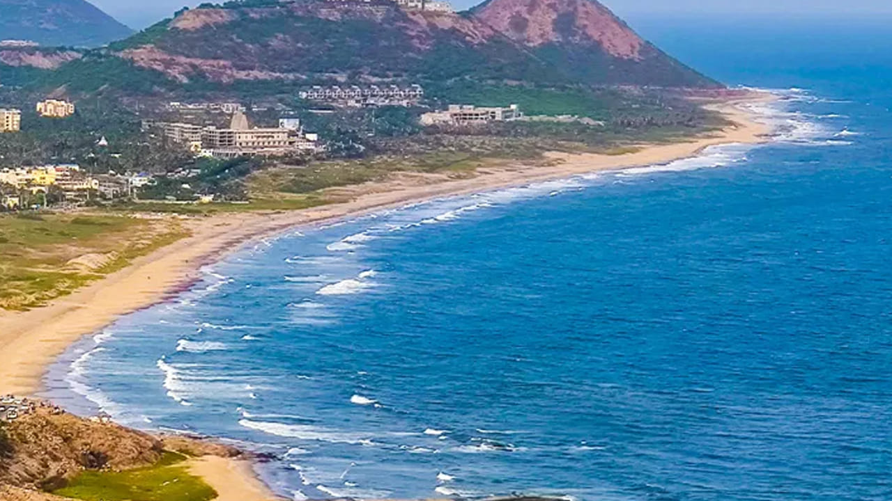 220 A. D. - 616 A. D.: సరిహద్దులను మార్చడం : శాతవాహనుల క్షీణత తరువాత, వైజాగ్ చరిత్రలో చాలా గ్యాప్ ఉంది. వైజాగ్ చారిత్రాత్మకంగా కళింగలో ఒక భాగం, కానీ సరిహద్దు ప్రాంతం కావడంతో ఇది కళింగ రాష్ట్రం లేదా ఆంధ్ర రాష్ట్రం ద్వారా క్రమం తప్పకుండా విలీనం చేయబడింది, ఇది 616 AD వరకు పులకేసిన్ కోస్తా ఆంధ్రను జయించే వరకు దాని చరిత్ర యొక్క అనుసంధాన ఖాతాను కనుగొనడం కష్టతరం చేస్తుంది. గుప్త రాజవంశానికి చెందిన సముద్ర గుప్తా (క్రీ.శ. 340 -375)కి చెందిన బంగారు నాణెం, రాణా దుర్జయుడు విశ్వసించే కళింగ పాత్రలలోని పురాణంతో కూడిన క్రీ.శ. 5-6వ శతాబ్దపు టెర్రకోట సీలింగ్ లింగాలకొండలోని బౌద్ధ రాతి స్థూపాలలో కనుగొనబడ్డాయి. రాణా దుర్జయ విష్ణుకుండిన రాజుల సామంతుడిగా నమ్ముతారు. కళింగ తొలి గంగులు కూడా ఈ ప్రాంతంలో చురుకుగా ఉండేవారు.