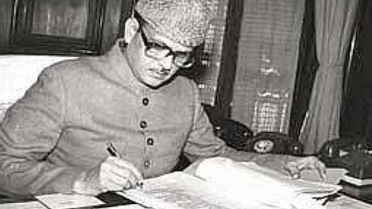 భారతదేశనికి 7వ ప్రధానమంత్రిగా సేవలు అందించిన విశ్వనాథ్ ప్రతాప్ సింగ్ జన్మస్థలం కూడా ప్రయాగ్‌రాజ్ నగరం.  1989 నుండి 1990 వరకు భారత ప్రధానమంత్రిగా పనిచేశారు. ఒక్క సంవత్సరం మాత్రమే ఈ పదవిలో ఉన్నారు. 