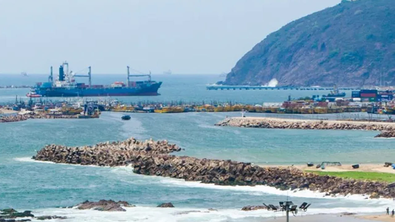 1434 — 1541: గజపతులు స్వాధీనం చేసుకున్నారు :  చివరి గంగా రాజు బానుదేవ IV ఆస్థానంలో ఒక మంత్రి ఉన్నాడు, అతను సింహాసనాన్ని చేపట్టాడు, గజపతి అనే కొత్త రాజవంశాన్ని ప్రారంభించాడు (అతను తనను తాను ప్రతాప్ కపిలేశ్వర అని పిలిచే పేరు). వైజాగ్ ప్రాంతం, వెలుపల తన సామ్రాజ్యాన్ని విస్తరించడానికి ముందు అతను విజయనగర రాజుతో అనేక యుద్ధాలు చేశాడు. అతని మనవడు ప్రతాప్ రుద్ర 1515లో విజయనగరానికి చెందిన కృష్ణదేవరాయల చేతిలో ఓడిపోయాడు, అతను పొట్నూరులో విజయ స్తంభాన్ని ఏర్పాటు చేసి సింహాచలం ఆలయంలో శాసనాలు వదిలివేశాడు. 1541 వరకు గజపతిలు తమ సామ్రాజ్యాన్ని కొనసాగించారు, వారి మంత్రి ఒకరు సింహాసనాన్ని స్వాధీనం చేసుకోవడానికి రాజును హత్య చేశారు. 1560లో, 1568లో గోల్కొండ సుల్తానేట్ భూభాగాలను స్వాధీనం చేసుకునే ముందు ఒక కమాండర్ పాలకుడిని ఆక్రమించాడు.