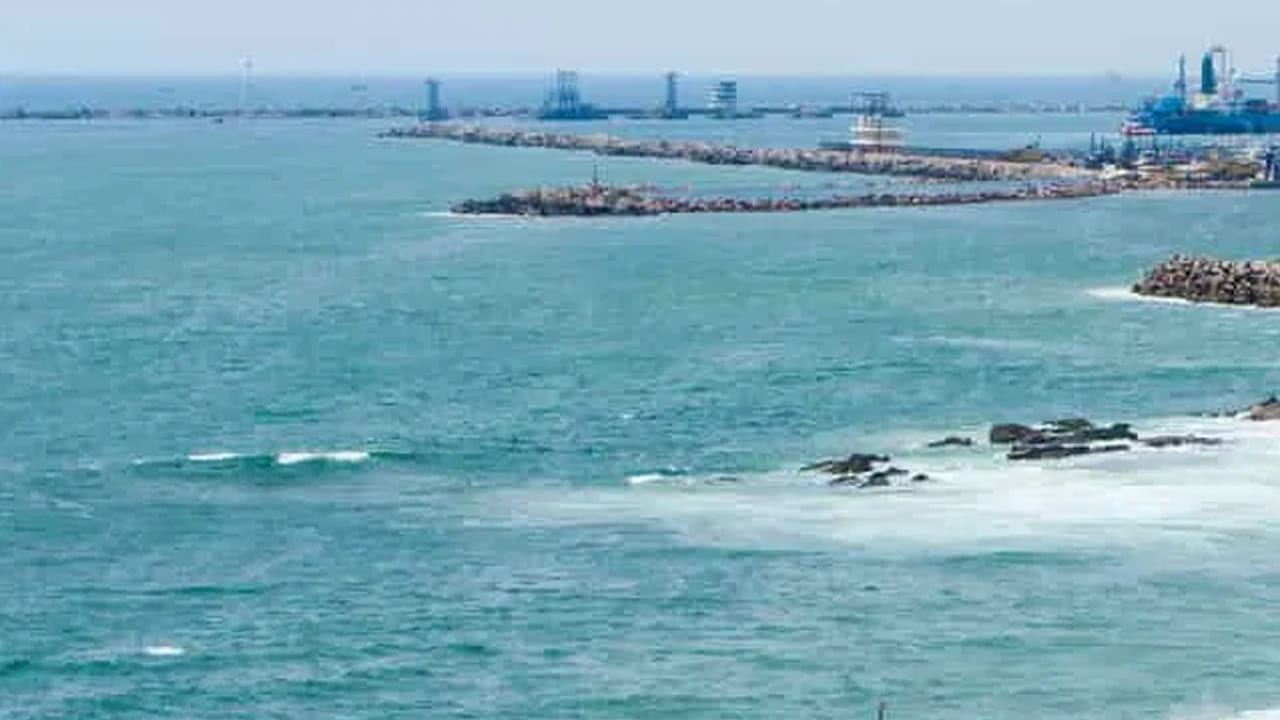 1568 - 1687: గోల్కొండ సుల్తానేట్ :  1568 నుండి, గోల్కొండ సుల్తానులు (కుతుబ్ షాహీ రాజవంశానికి చెందినవారు) ఉత్తర సర్కార్లను పాలించారు - ప్రస్తుత ఆంధ్ర ప్రదేశ్ మరియు ఒరిస్సా ప్రాంతాలను ఆవరించి ఉన్న 78,000 చ.కి.మీ తీరప్రాంతం. విశాఖపట్నం చికాకోల్ సర్కార్‌లో భాగంగా ఉంది, దీనిని ఫౌజ్దార్ (స్థానిక అధికారి) ద్వారా సుల్తానులు పాలించారు. 1636లో, మొఘల్ చక్రవర్తి షాజహాన్ గోల్కొండ సుల్తాన్ తన ఆధిపత్యాన్ని (సమంతకత) అంగీకరించేలా చేసాడు, కానీ వాస్తవానికి వారు స్వతంత్రంగానే ఉన్నారు. 1687లో, ఔరంగజేబు గోల్కొండ సుల్తానేట్‌ను జయించి ఉత్తర సర్కార్‌లను కూడా స్వాధీనం చేసుకున్నాడు.