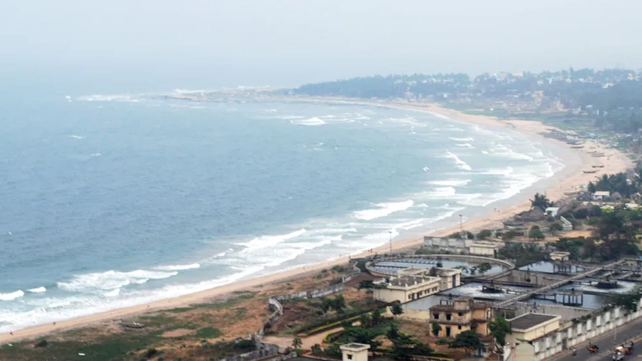 1662 - 1825: డచ్ పాలనా :  ఇంతలో, భారతదేశం కొత్త, అన్యదేశ యూరోపియన్ అతిథుల కోసం తన చేతులను తెరుస్తోంది. అటువంటి మొదటి "అతిథులు" డచ్ వారు, వారు వైజాగ్ చుట్టుపక్కల చాలా ఆనందించారు! మొదటి డచ్ స్థావరం భీమునిపట్నం (భీమ్లీ)లో ఉంది. 1781 బ్రిటీష్ మరియు డచ్ మధ్య జరిగిన యుద్ధం ఫలితంగా డచ్ ఫ్యాక్టరీ ధ్వంసమైంది. ఫ్యాక్టరీ పునర్నిర్మించబడింది, మళ్లీ బ్రిటీష్ వారి ఆధీనంలోకి తీసుకోబడింది (మనందరికీ తెలిసినట్లుగా, ఆత్మవిశ్వాసం ఉన్నవారు). చివరగా భీమునిపట్నంలోని డచ్ ఆస్తులన్నీ 1824 ఒప్పందం తర్వాత భారతదేశంలోని మిగిలిన ప్రాంతాలన్నీ బ్రిటీష్ వారి చేతుల్లోకి వెళ్లాయి. మిగిలినది ఈ డచ్ శ్మశానవాటిక.