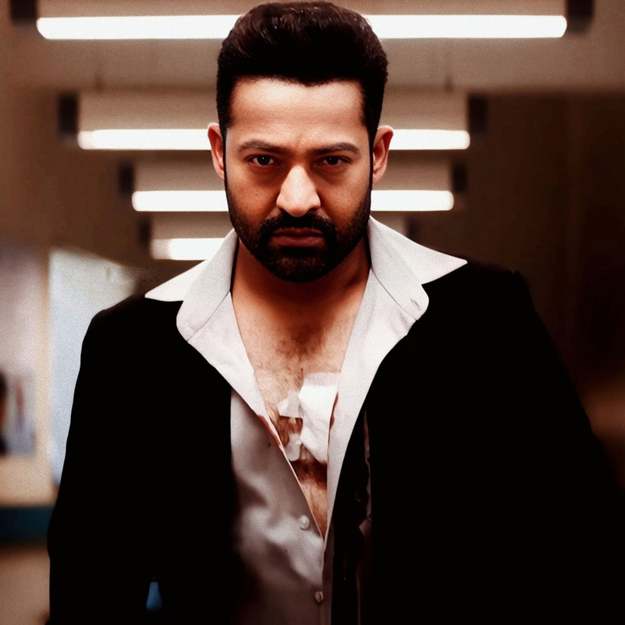 వార్‌2లో ఎన్టీఆర్‌ కేరక్టర్‌కి చాలా  కోణాలుంటాయి. అందుకే ఆయన పాత్ర కోసం చాలా లుక్స్ డిజైన్‌ చేయాల్సి వచ్చిందన్నారు ప్రముఖ కాస్ట్యూమ్‌ డిజైనర్‌ అనైతా ష్రాఫ్‌ అడజానియా. తారక్‌లో ఏదో ఆకర్షణ శక్తి ఉందనిపిస్తుందని, సెట్‌ మొత్తం ఆ వైబ్‌ ఫీలవుతుందని చెప్పారు.  ఆగస్టు 14న విడుదల కానుంది వార్‌2. 