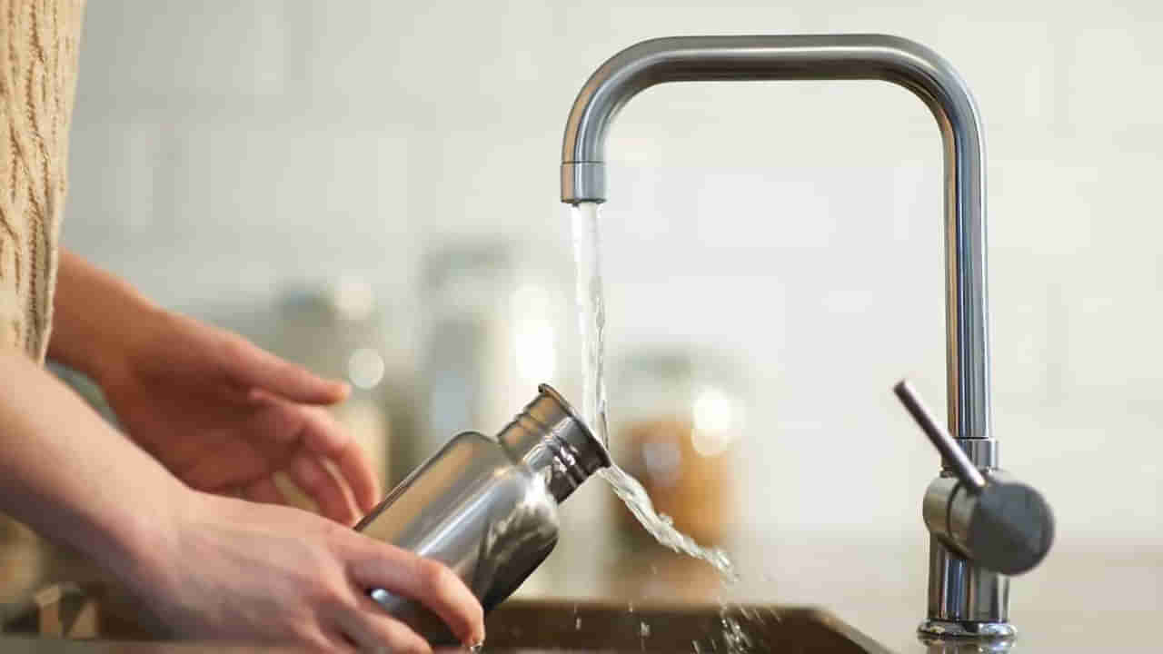 Water Bottle: మీ వాటర్ బాటిల్స్ దుర్వాసన వస్తున్నాయా? ఇది చిటికెడు వేశారంటే తళతళలాడాల్సిందే..