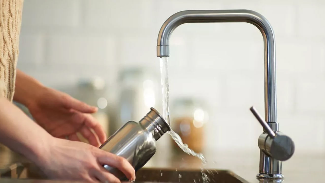 Water Bottle: మీ వాటర్‌ బాటిల్స్‌ దుర్వాసన వస్తున్నాయా? ఇది చిటికెడు వేశారంటే తళతళలాడాల్సిందే..