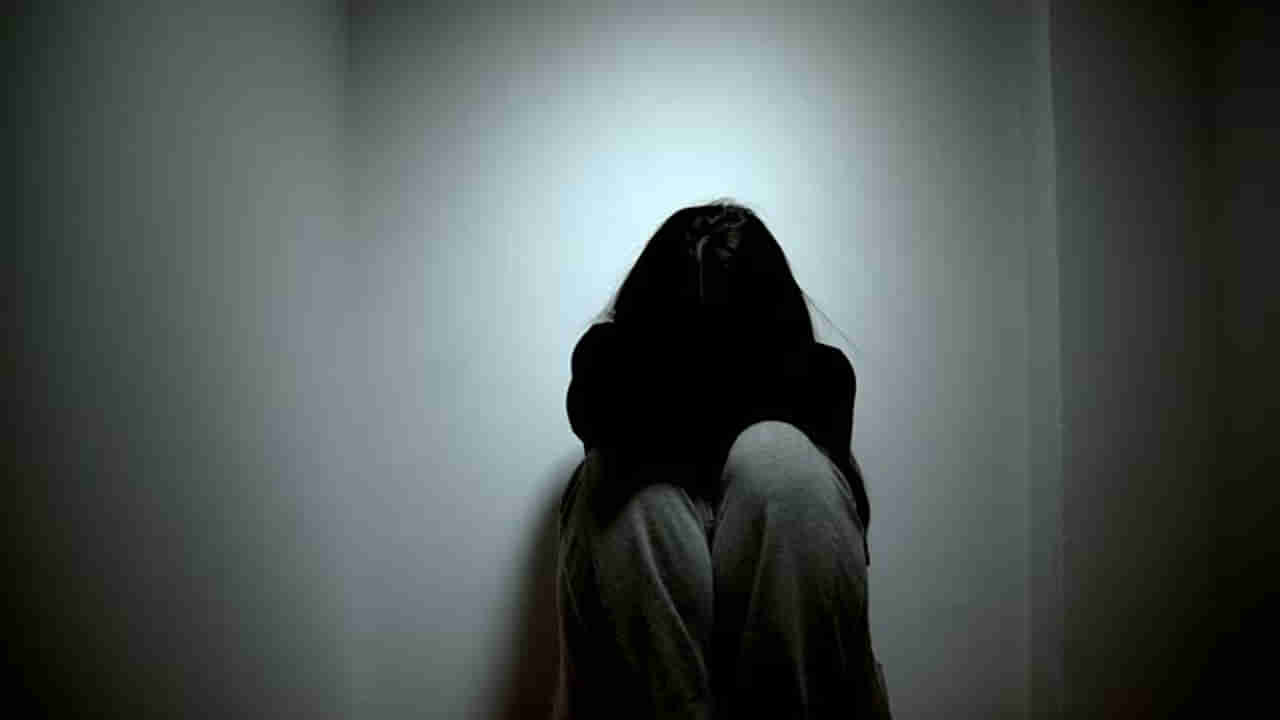 మరీ ఇంత దారుణమా!.. విదేశీ యువతిపై తల్లి, కొడుకుల పైశాచికత్వం.. గదిలో బంధించి వీడియోలు తీసి మరీ...